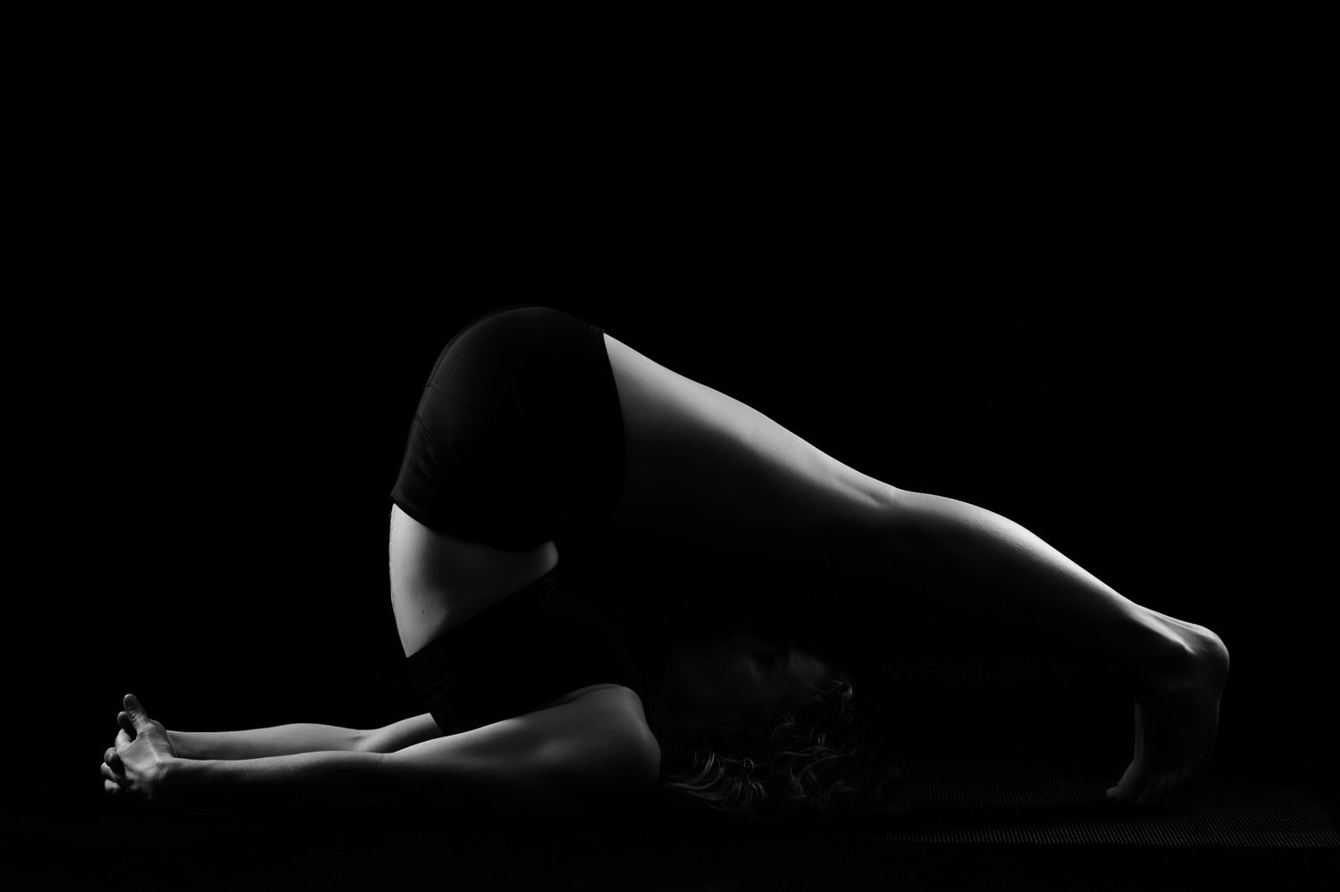 yoga-puurboudoir-artistiek-moody-zwart-wit-cfoto-caroline-7.jpg