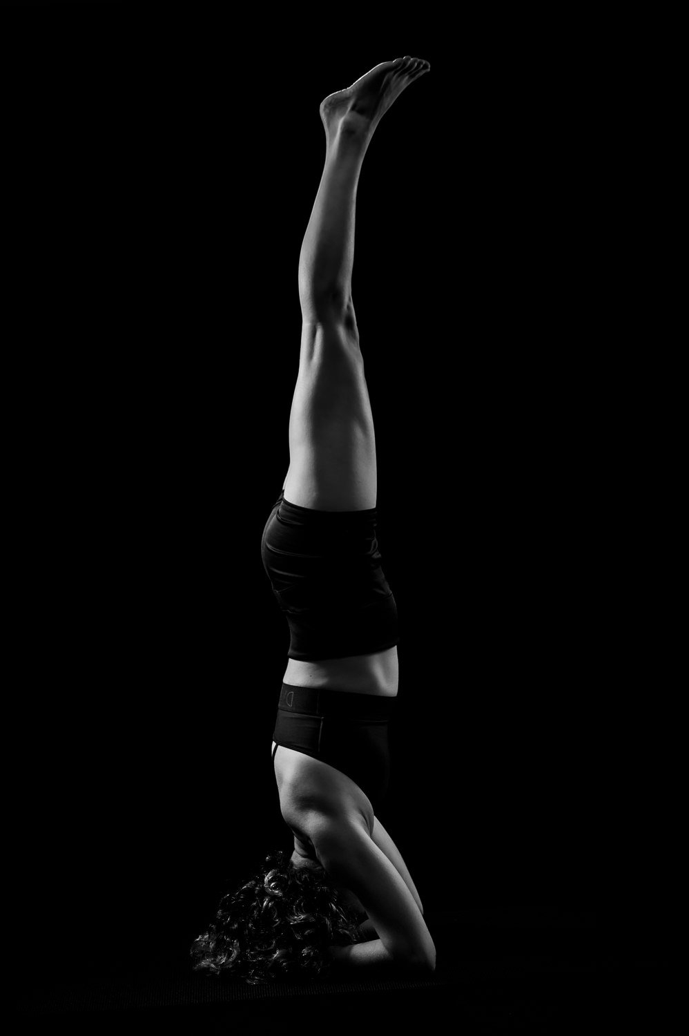 yoga-puurboudoir-artistiek-moody-zwart-wit-cfoto-caroline-8.jpg