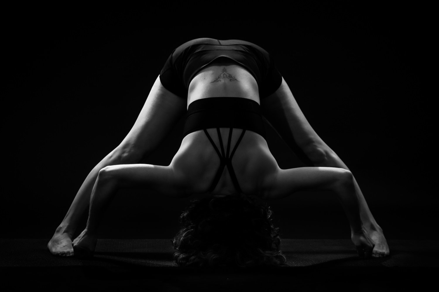 yoga-puurboudoir-artistiek-moody-zwart-wit-cfoto-caroline-10.jpg
