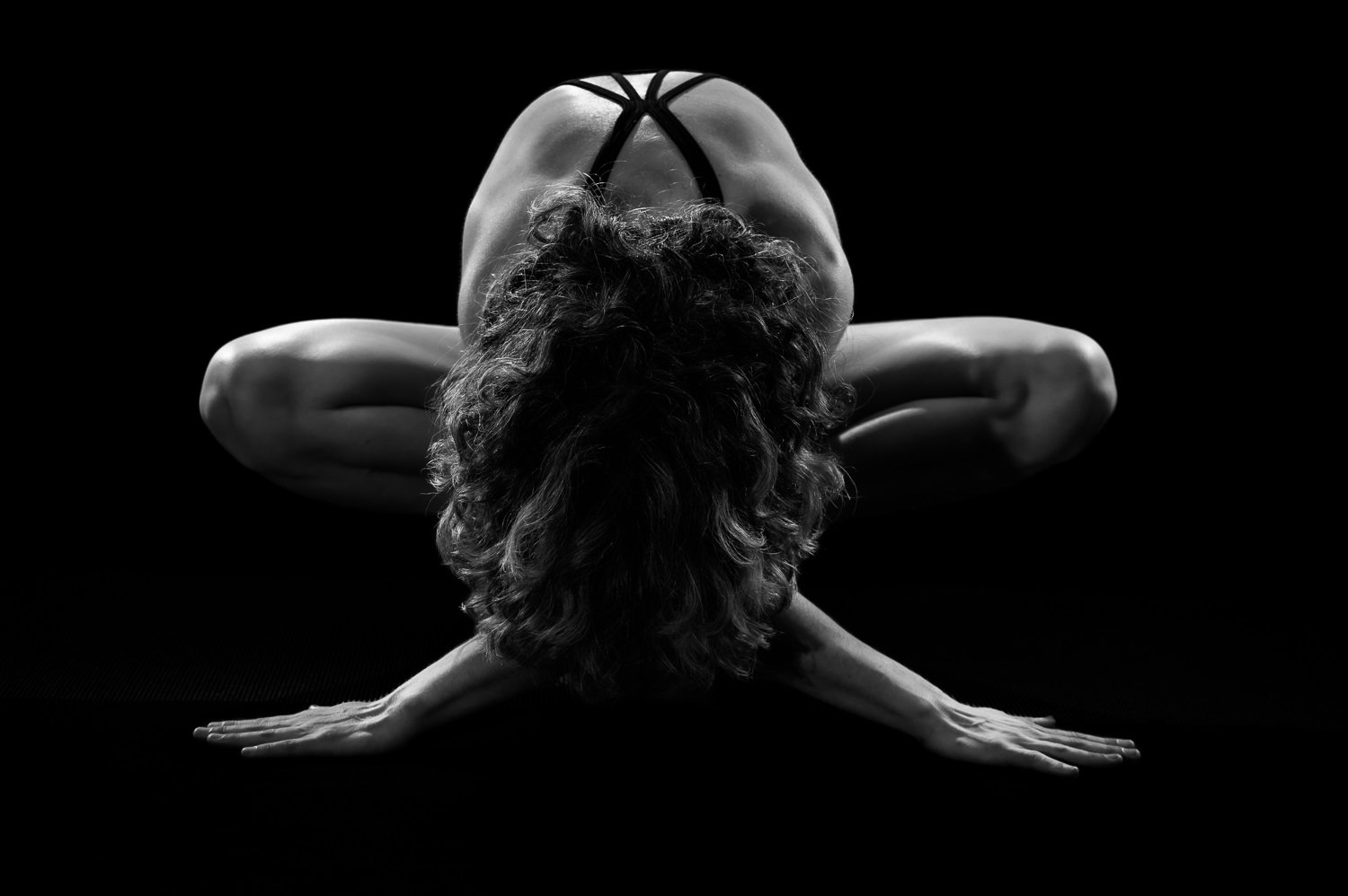 yoga-puurboudoir-artistiek-moody-zwart-wit-cfoto-caroline-12.jpg