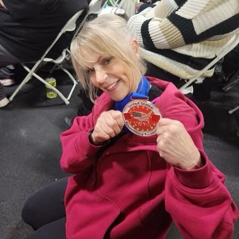 Huge shoutout to my Mom @sherry_p61 aka @ittybittysilverpowerlifter who competed in her first ☝️National Powerlifting meet after only 3 months of training. She completed 3/3 deadlift attempts, 2/3 on bench press, and successfully lifted a STATE RECOR