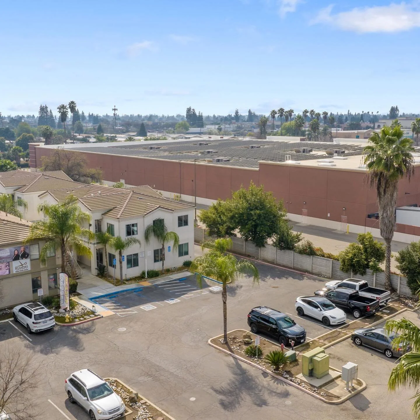 🏢 For Lease: Upgrade your office game without the noise.

Located on Walnut Avenue, this 994 SF suite is tucked away just off Mooney Boulevard. You get the high-visibility perks of Visalia&rsquo;s busiest district with the quiet atmosphere of a bout