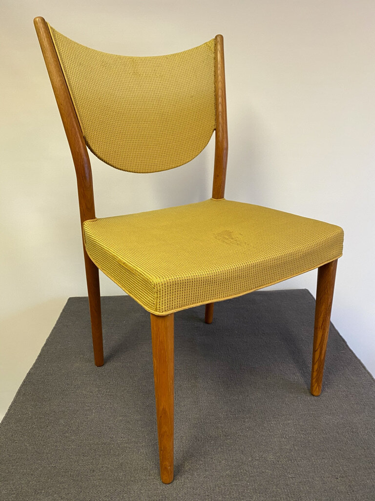 4 Stühle, Denmark, ca. 1950er-1960er Jahre, 1180,—EUR, Preis inkl. Restaurierung und 19% MwSt., zuzüglich Bezugstoff und Kordel.

