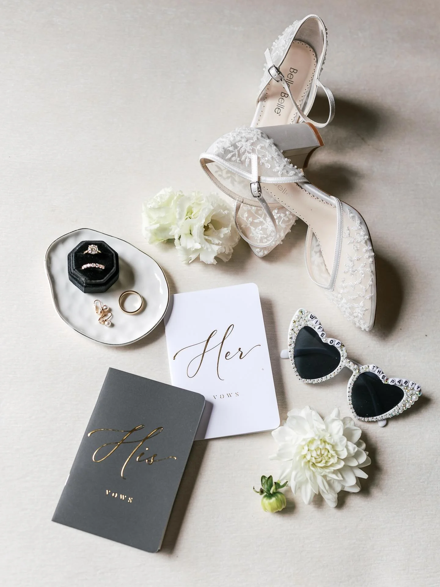 Classic details effortless executed by Alycia and Doug - I can soo appreciate the attention to detail and it totally paid off 👏🏼 
.
.
Venue, coordination, florals, hair @theinnatleolavillage 
Make up @janellelynn_mua