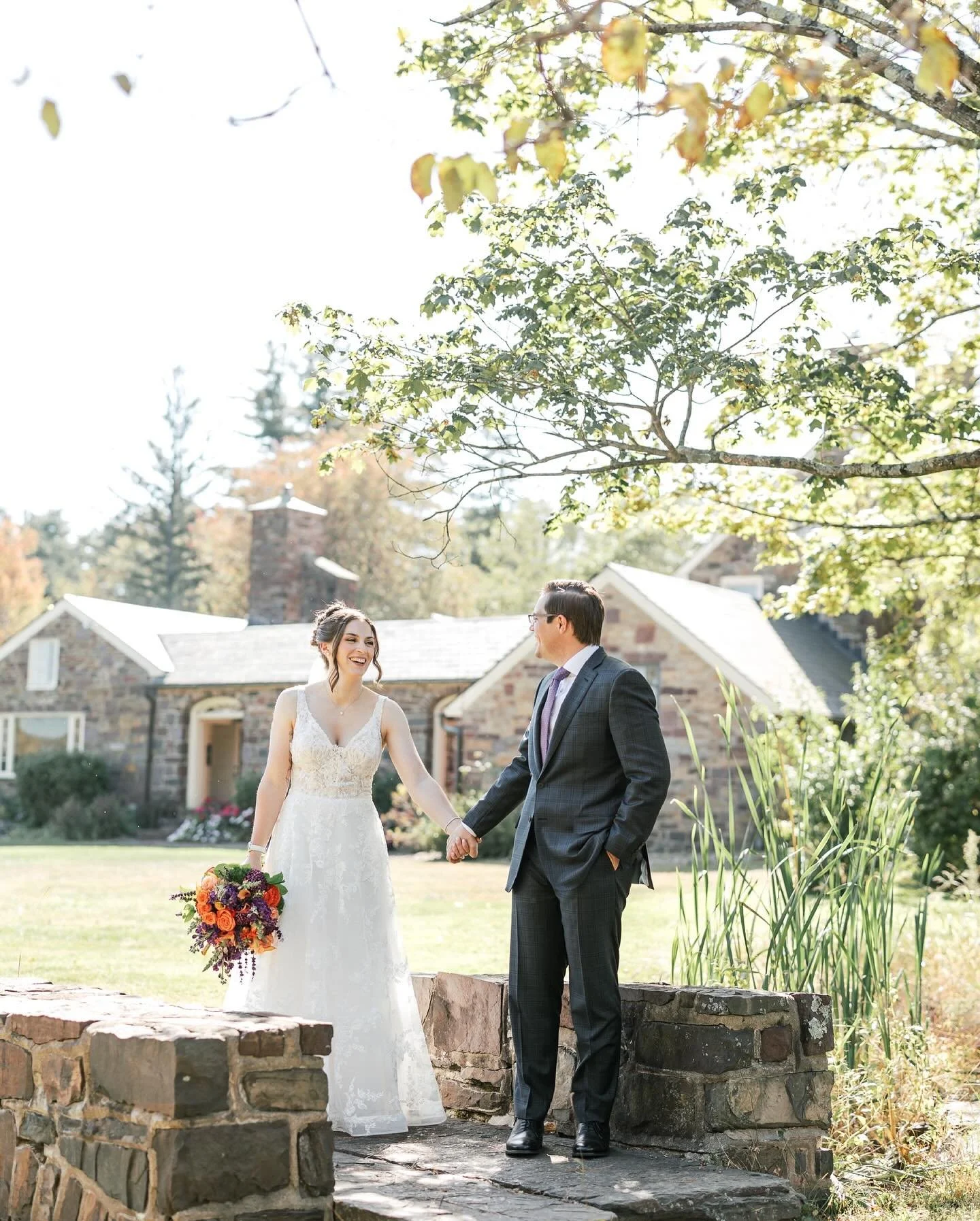 Absolutely here for that October light ✨ between those beautifully vibrant colors, to the super chill cocktail hour (with a golf simulator, I might add), ending with the best dance party @pearlsbuckintl has seen, I am just in awe! Amanda and Andrew a