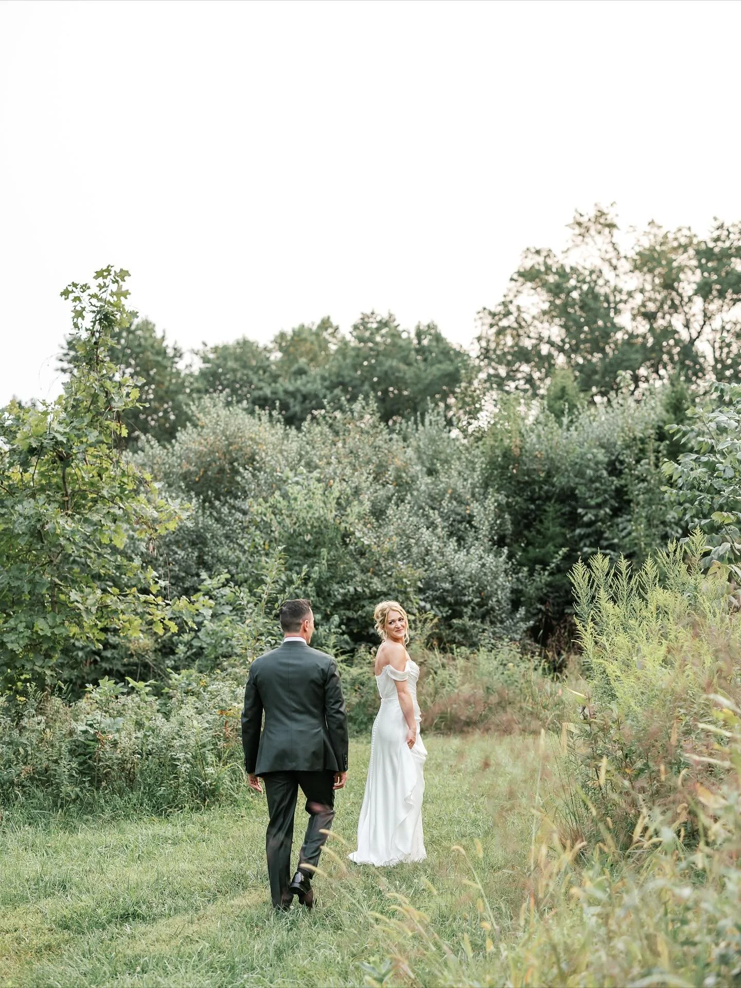 Sweet little candids from Paige and Rob&rsquo;s @hollyhedgeestate wedding last month ✨