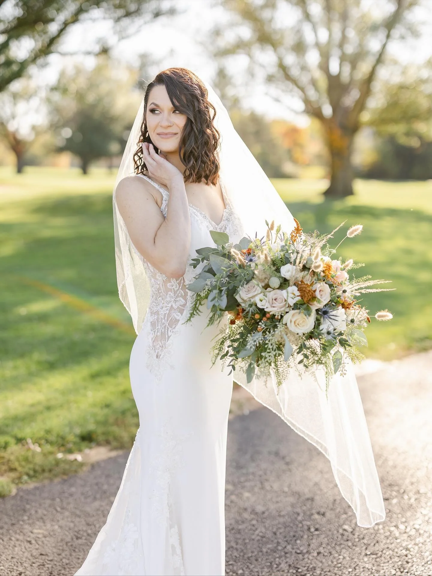 Another lovely October throwback! Em and Tyler, you two are a vision! ✨ 
.
.
Florals @eventsbyoc 
HMU @raebbteam @_ashleyaesthetics 
Venue @landiscreekgolfclub