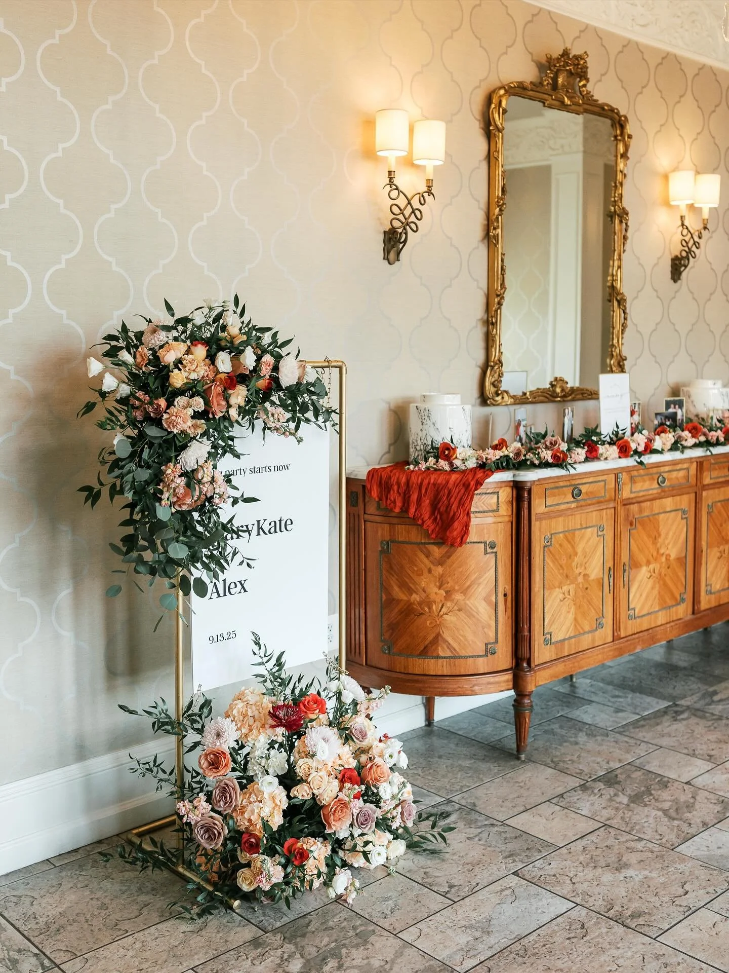 Here for all the mid-Fall tones, for my fav Fall month (( November )) 😍 which fall month is your fav? 
.
.
Florals by @ne_flower_boutique_decor 
Venue @thebelleofbluebell 
HMU @upyourdo @dylanmichaelcosmetics 
Dresses @birdygrey 
Dj @signaturedjs