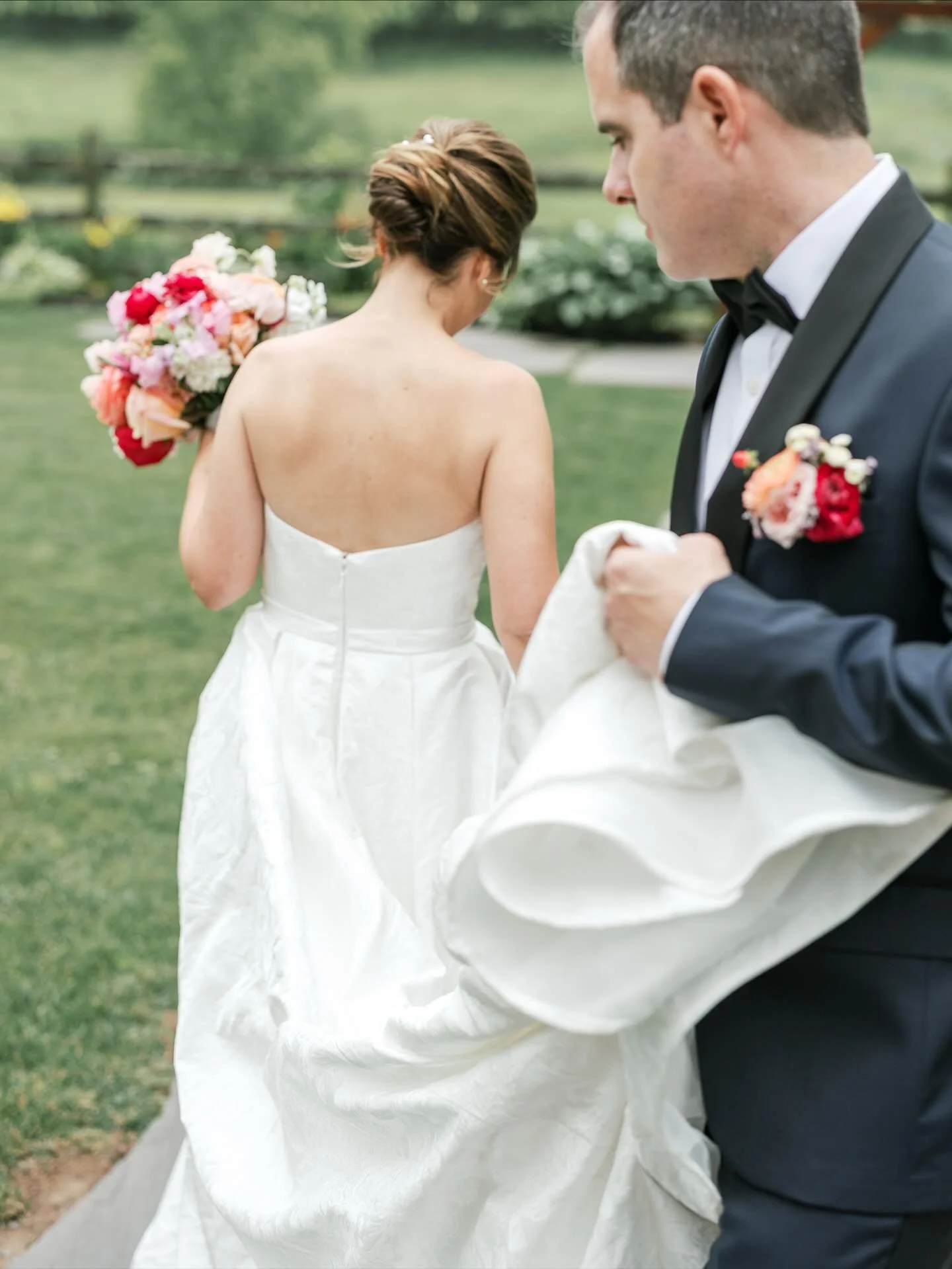 Good company and good vibes ✨ Meg and Galen are on the blog today! 
.
.
Venue @durhamhillfarm 
Florals @bloomflowerco 
Rentals @lilacandlaceco 
Music/Entertainment @andershyattmusic 
Catering @thymeandplatecatering 
HMU @truebeautymarks @ashley_devol