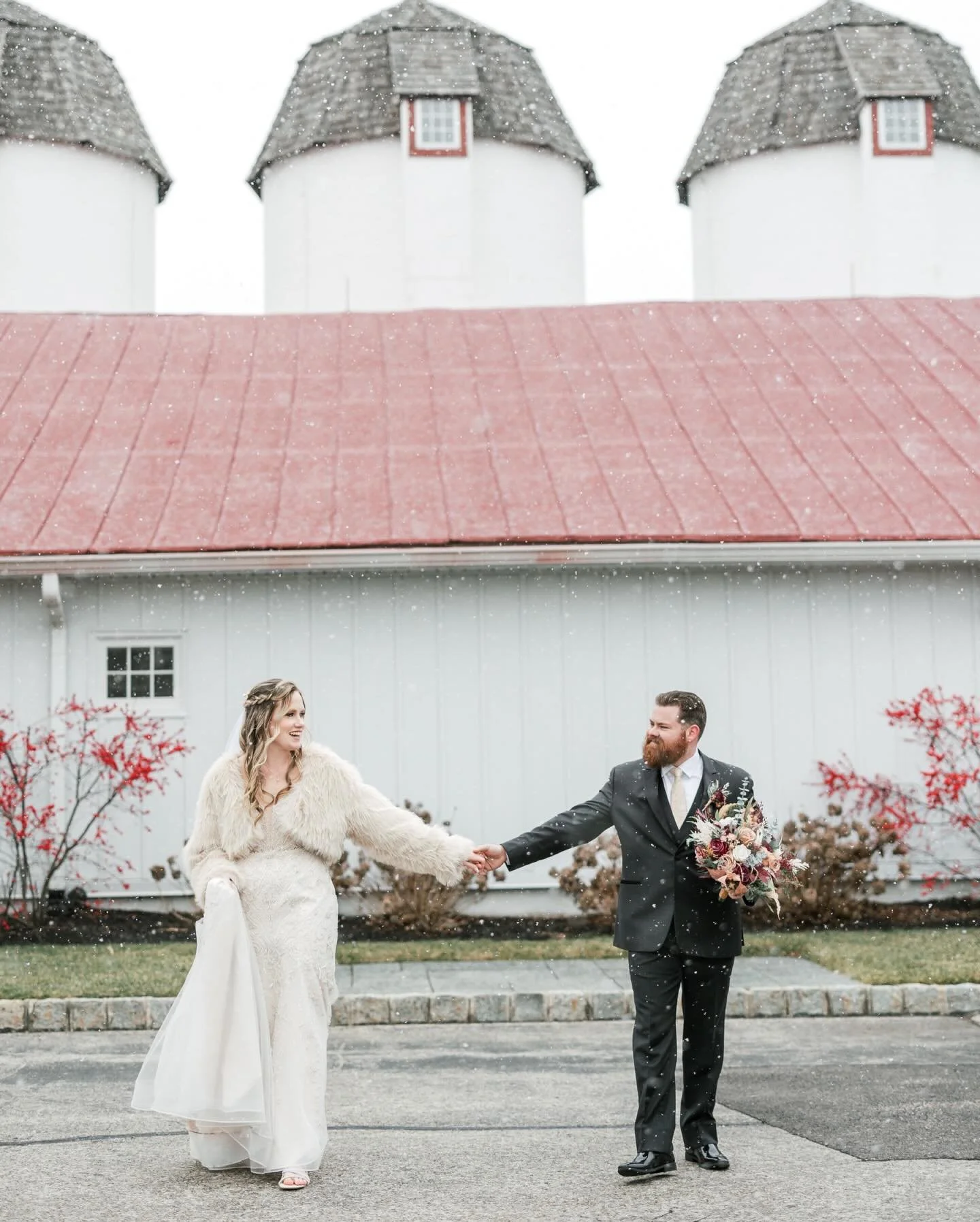 Its snowing&hellip; it&rsquo;s SNOWING! What a magical winter wonderland, just like Jenna and Brian&rsquo;s January wedding this past year (almost!) ❄️