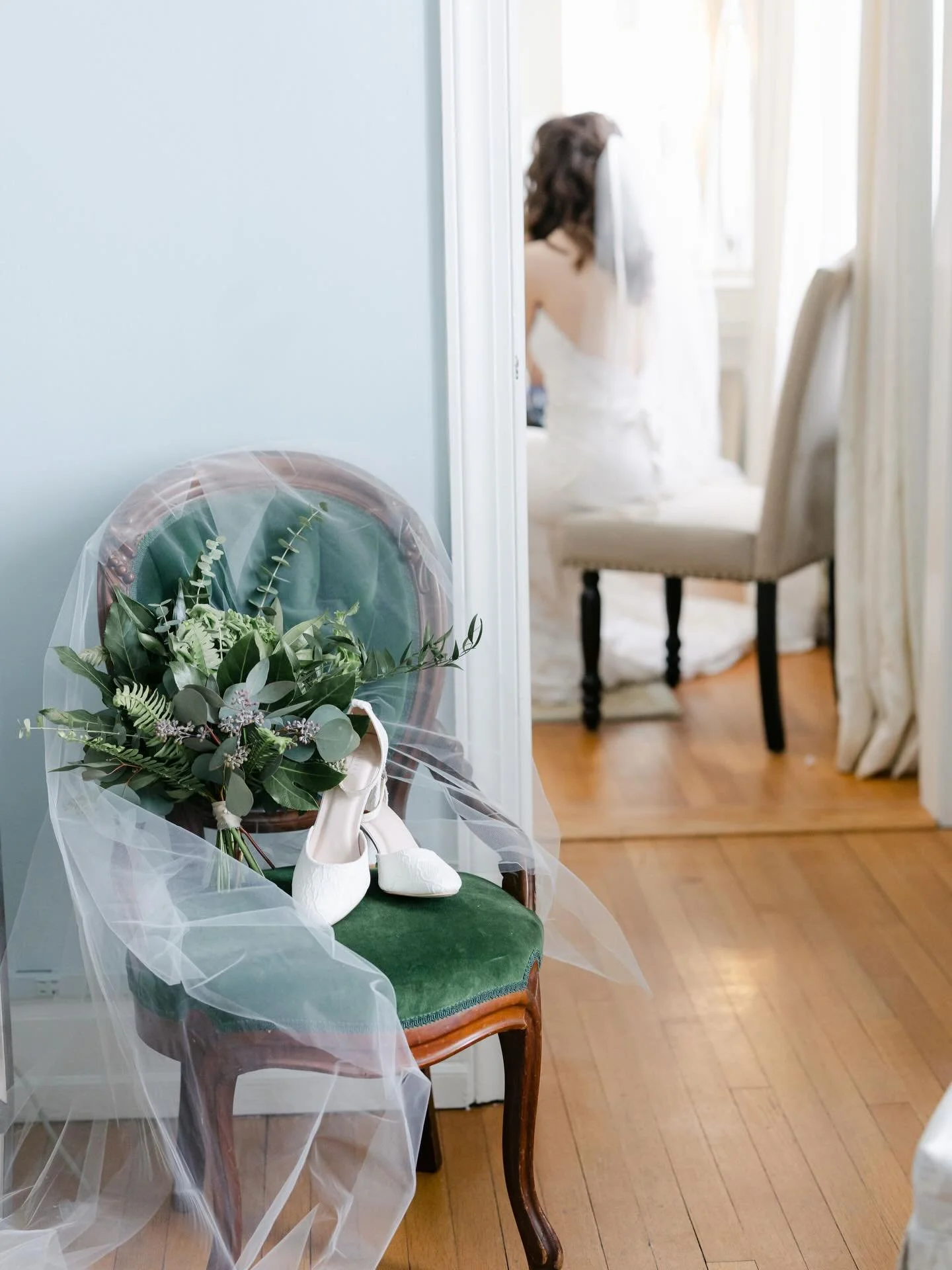 This might be a hot take.. but I&rsquo;m kind of here for the monochromatic greens for your floral pieces - @madebymeredyth absolutely killed it with this throwback of a styled shoot!
.
.
Vendor team
Design &amp; Production: @lauragaresphoto
Venue: @