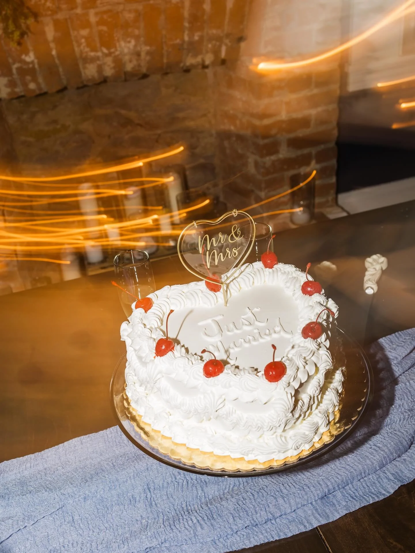 One of my fav 2023 trends is this style cake, and not going to lie, I absolutely love that its still a thing ❤️ 🍰