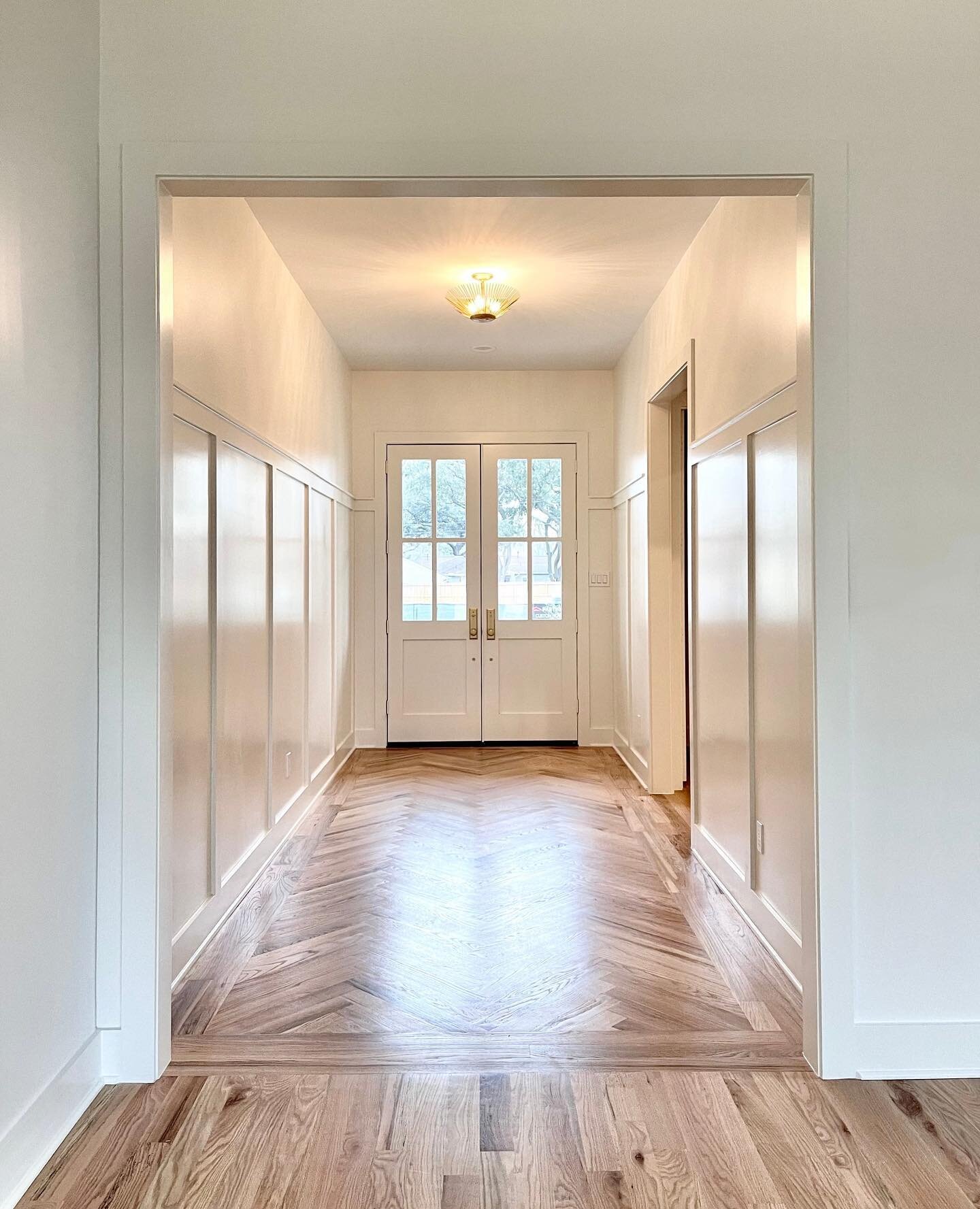 Double door entry for the ultimate impact. 👊 Another Monday ⁠in the books! We hope you had a great start to the new week from our team at Harvard Homes. #LifeBuiltRight #OakForest