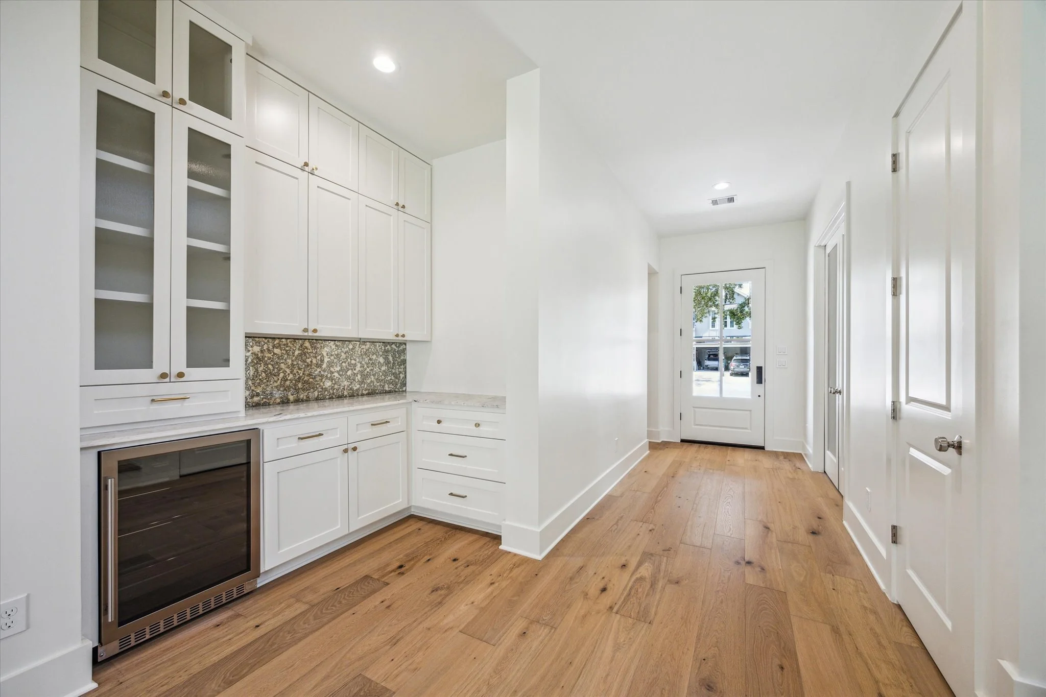 33-Chantilly Ln 1701 IMG 005.jpg