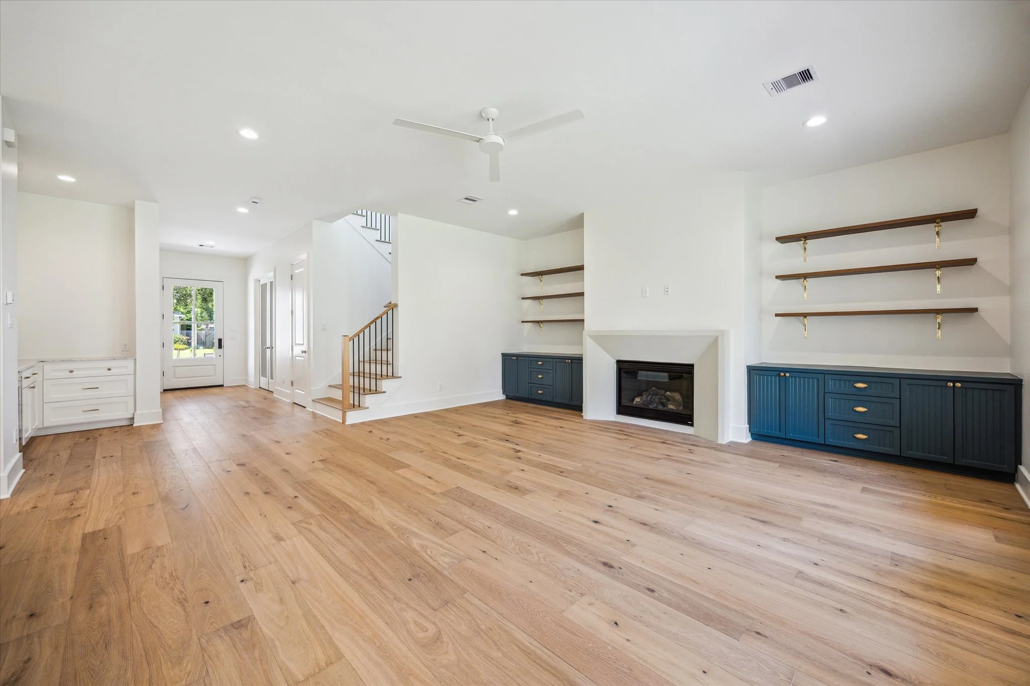 35-Chantilly Ln 1701 IMG 012.jpg