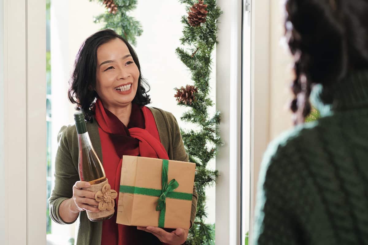 Christmas party: how to be the perfect guest