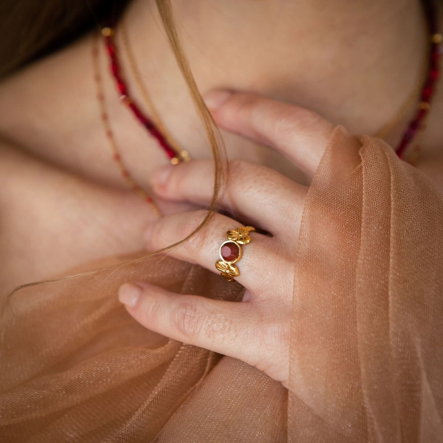 Rouge ❤️ 

Retour sur le shooting de la collection de bijoux hiver 2022 de @lesfantaisiesdelouise, &agrave; #chateaurenard.

Tout en douceur &amp; d&eacute;licatesse, jeu de mains et de drap&eacute;s pour sublimer ces bijoux 🥰

Avec @juliegarrido13 
