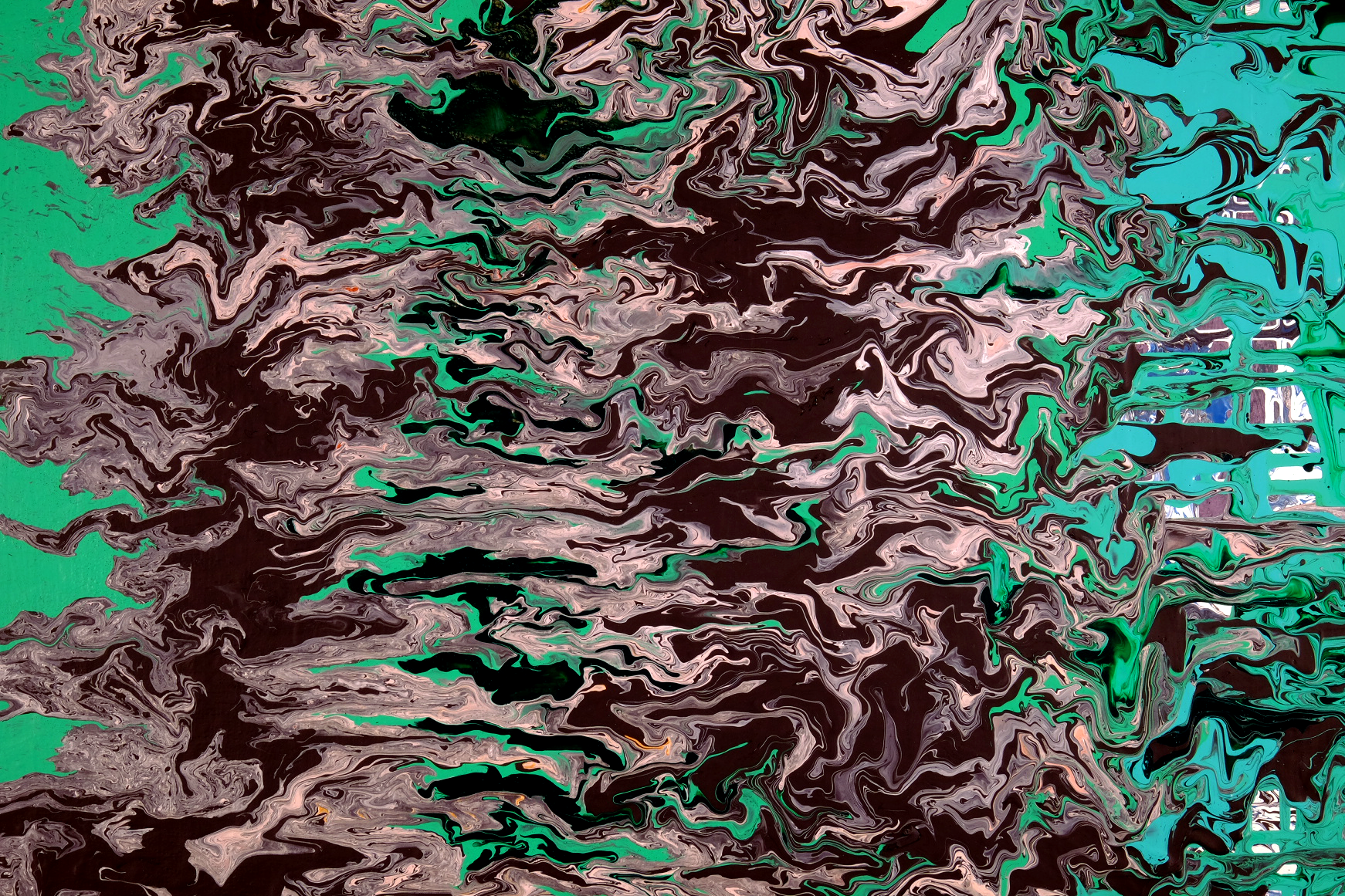 green-black-squiggle-zoom-1.png