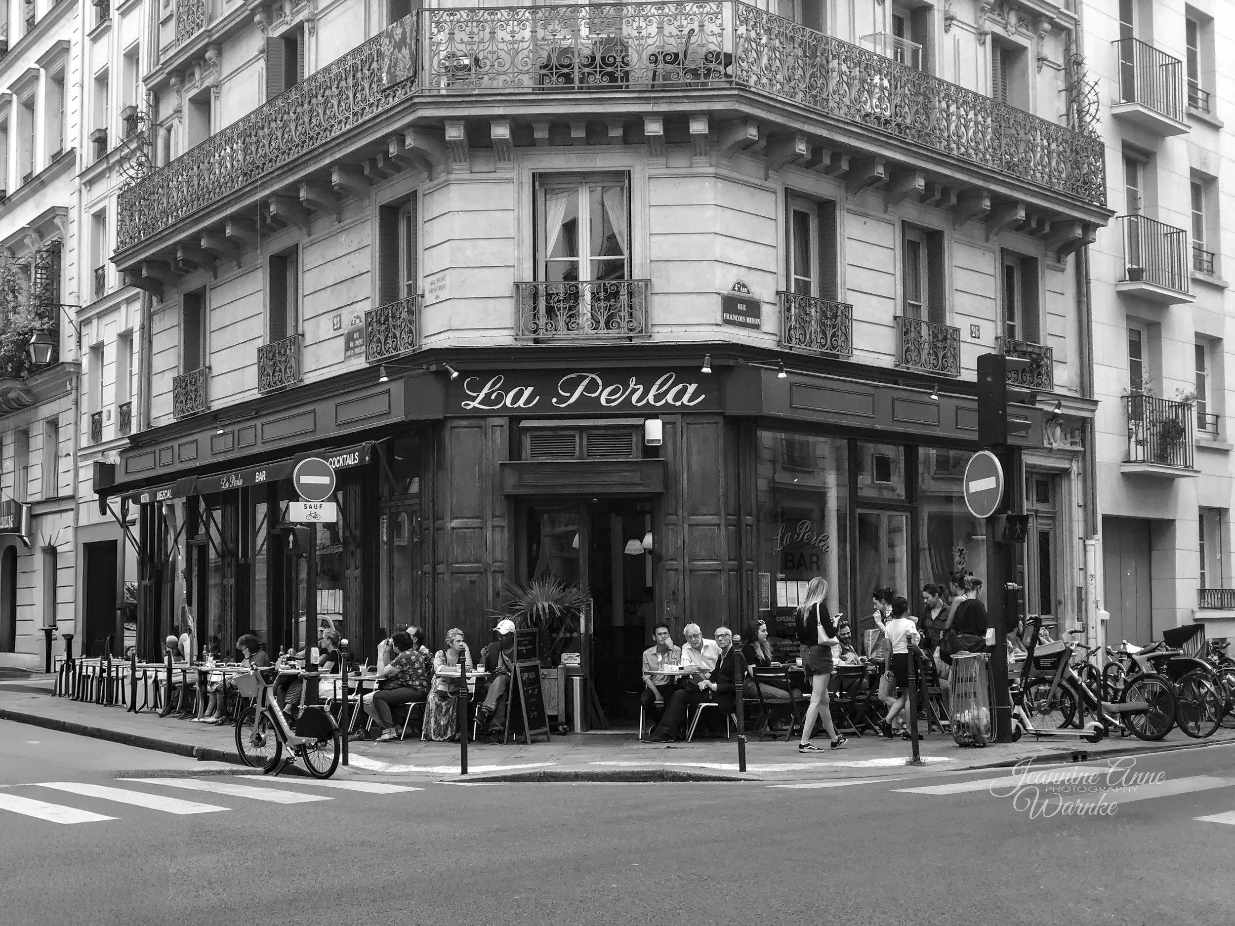 "La Perla"
One of the oldest cocktail bars, since 1988, is located in the heart of the Marais. Latin moments in Paris"