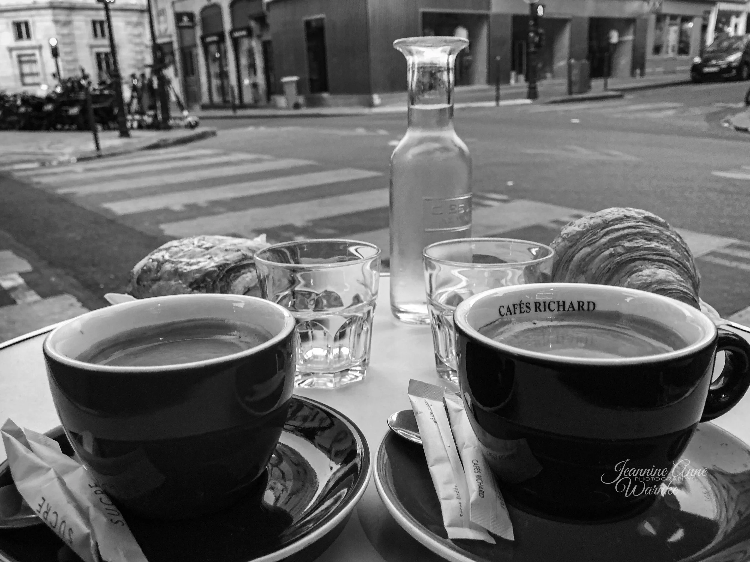 "Parisienne Café"
Early morning watching the éboueurs cleaning the city streets and sidewalks.