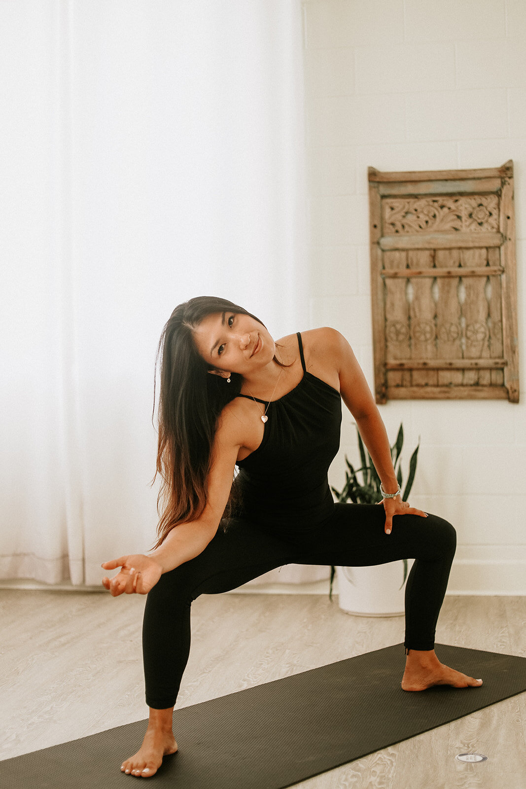 How to Do Two-Legged Inverted Staff Pose in Yoga (Dwi Pada Viparita  Dandasana) — Alo Moves