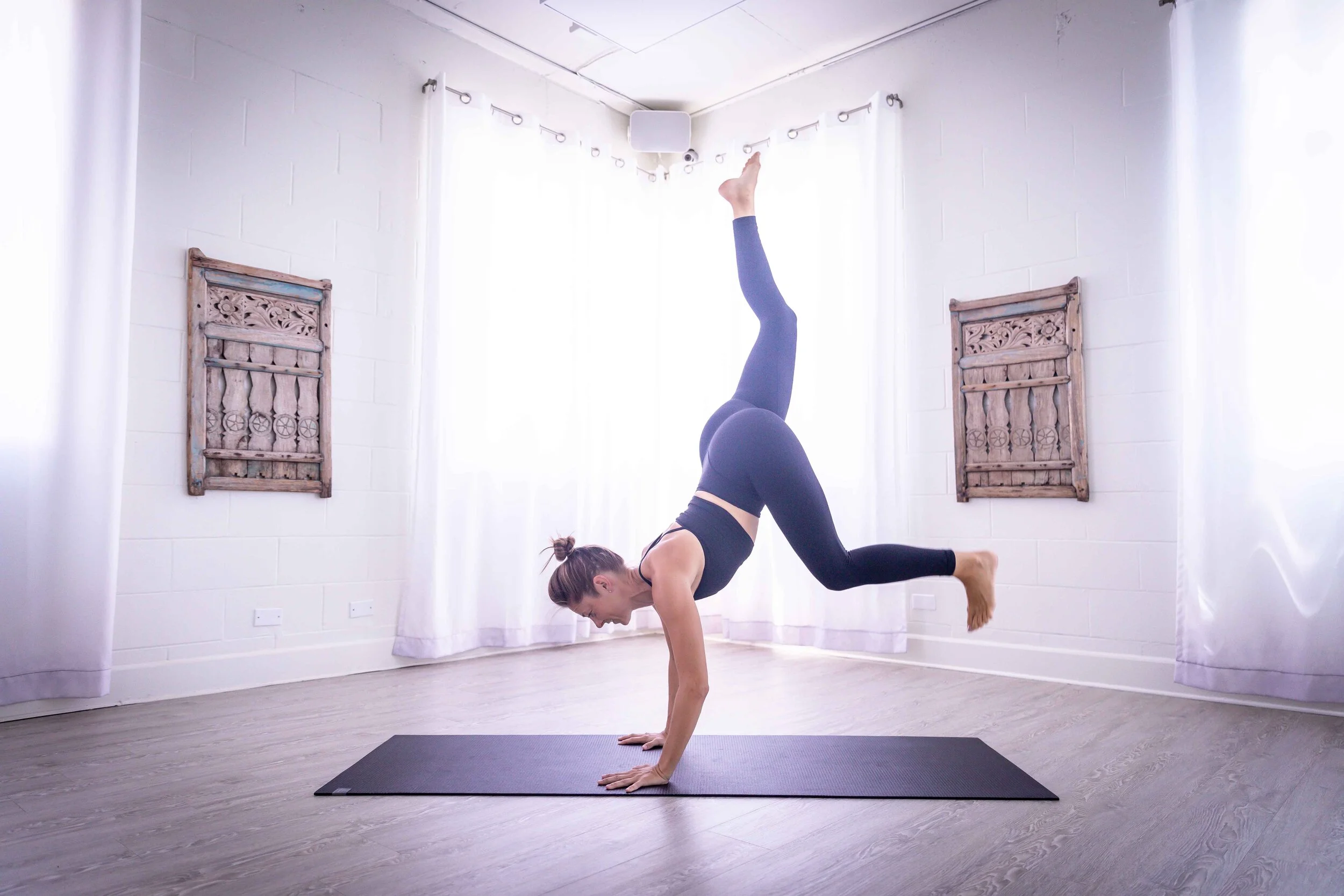 Yoga Handstand At The Wall : A Beginner’s Guide to Handstand – TVHG