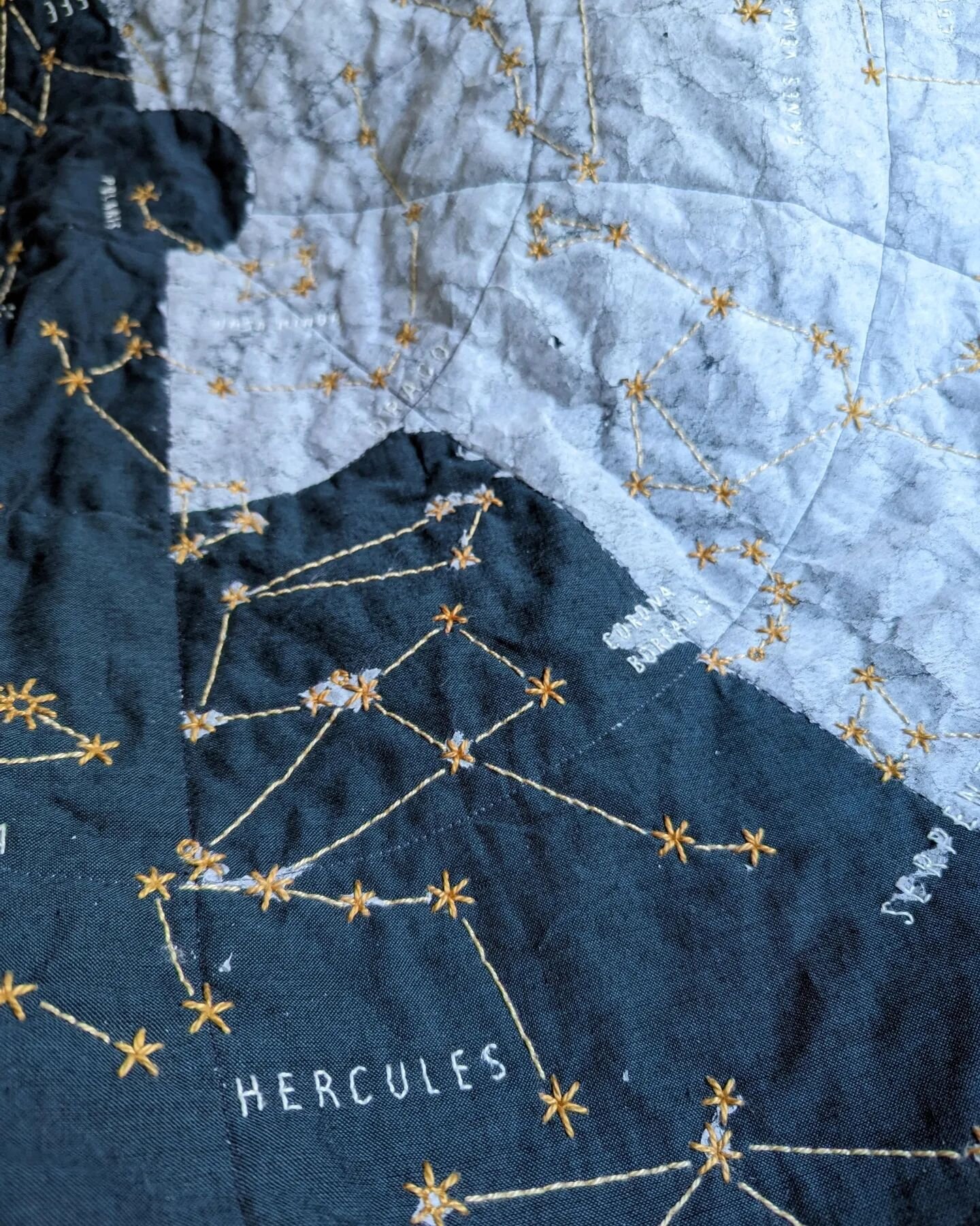 Constellations are finished and the template is coming off! 🙌🏻 Can't wait to share this whole #ConstellationQuilt with you! 🌌

#handstitched #handquilting #bigstitchquilting #quiltersgonnaquilt #madebyhand #quiltersofinstagram