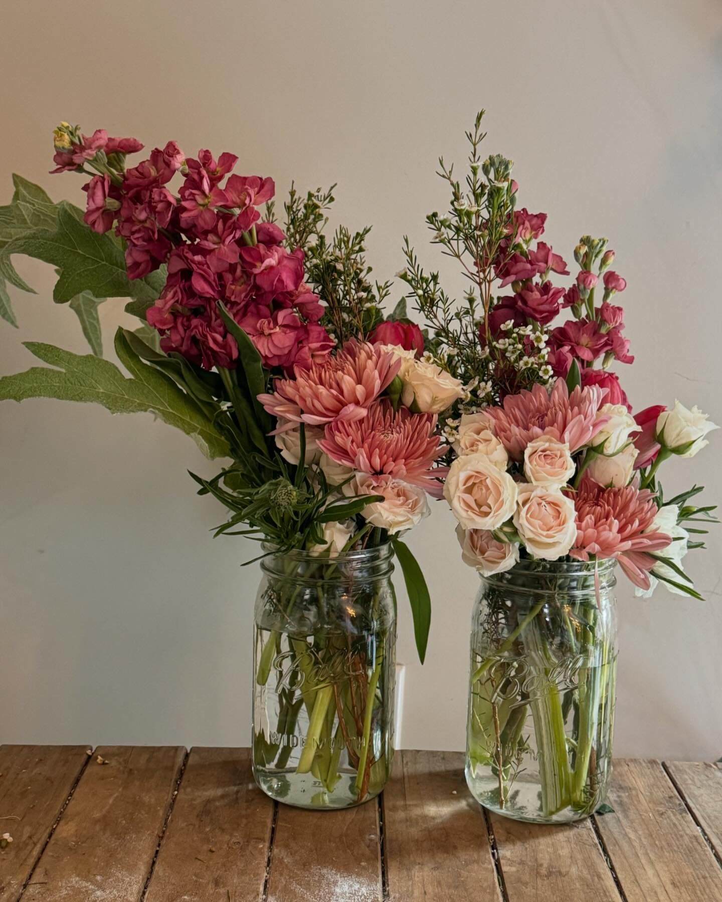 Tuesday 💕 
.
.
#STEMS #nicestems #floraldesign #floralarrangement #chrysanthemum #stock #sprayroses #tulip #waxflower #scabiosa #artichoke #tuesday #smallbusiness #shoplocal #oaklandbusiness #womanofcolorowned