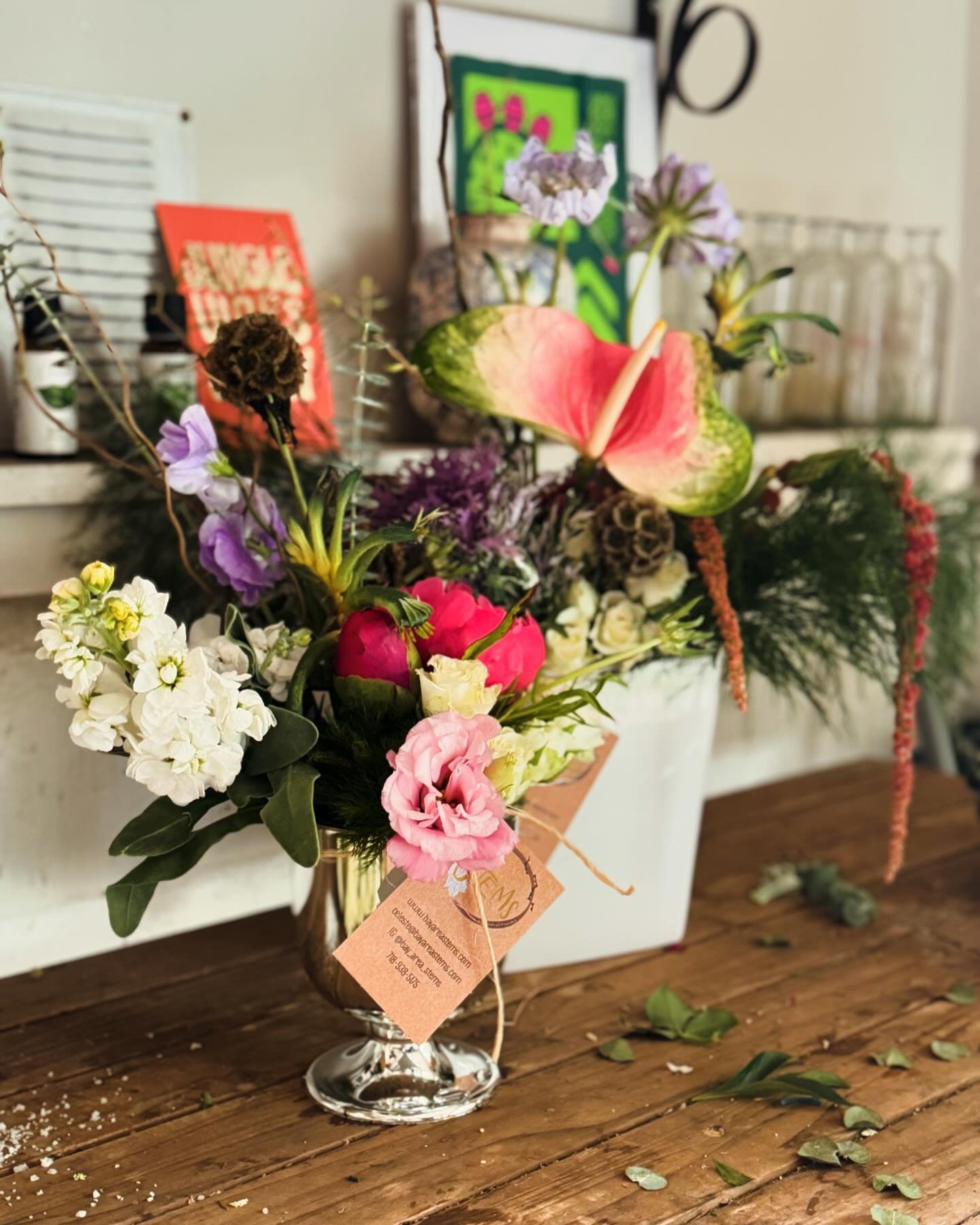 Rainy day 💕. These lovers were adorably texting me simultaneously, ordering arrangements for one another🥰. Happy Anniversary!
.
.
#STEMS #nicestems #anniversary #love #floraldesign #celebrate #love #floralarrangement #rainyday #oaklandbusiness #sho