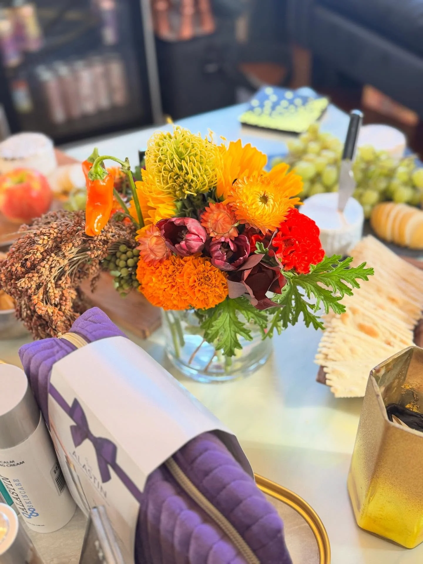 What goes better together with a beauty event than some STEMS?!NOTHING!! thanks @the.axiom.aesthetic for inviting me to be a part of your super chic beauty pop-up!  Hasta el proximo vez! 💋 💋 
.
.
#beauty #popupshop #botox #skincare #floraldesign #h