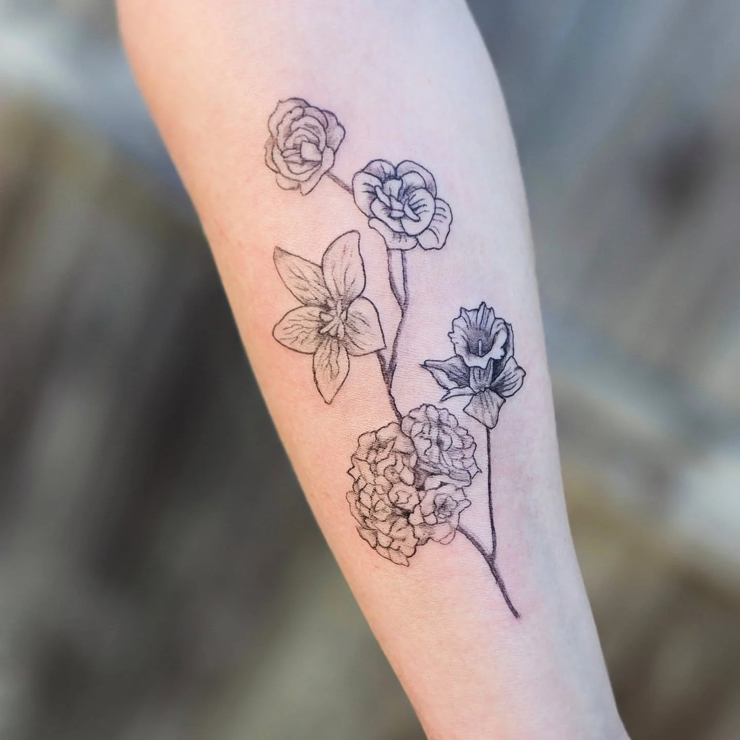 A couple of cute feminine tattoos I got to do recently 🦋💠🌠 what do you think? 
.
.
#femininetattoos #feminine #delicatetattoos #flowersymbolism #flowertattoo #babytattoo #nametattoo #mothersontattoo #mothers #mom #momandbabytattoo #momandbaby #bab