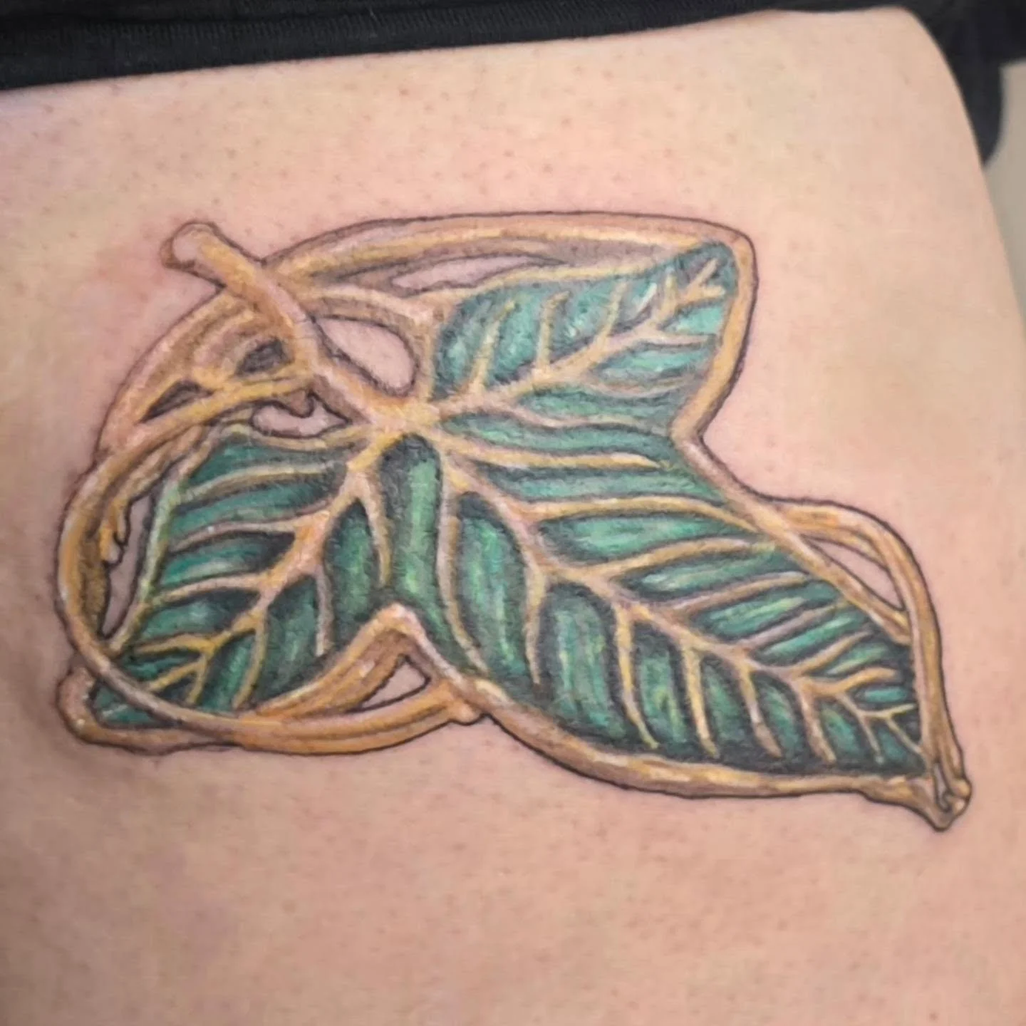 A really fun color realism tattoo that I did of the Leaf Brooch (or Leaf of L&oacute;rien), fromThe Lord of the Rings movies, a while back. I will get back to you with healed photos! I'd love to see it too... If this is your tattoo 😉😁 or you'd like