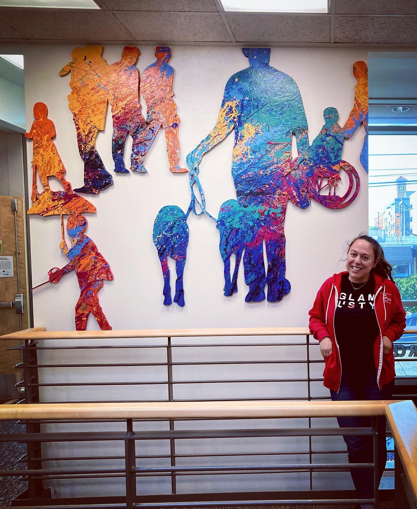 Delivered the final two custom artworks to @seniorcenterofwestseattle yesterday! 

For the focal wall at the top of the stairs I made a dimensional piece on router-cut wood panels. Multi-colored and abstract, together these silhouetted figures repres