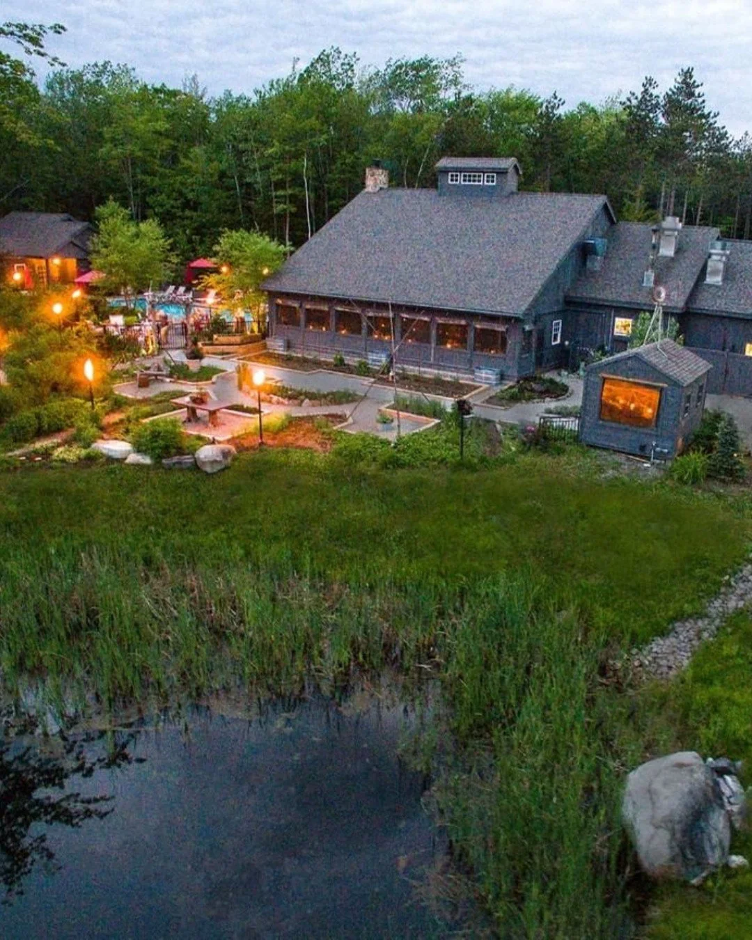 Every bite, every sip, every second — let it linger a little longer at Earth🌿✨