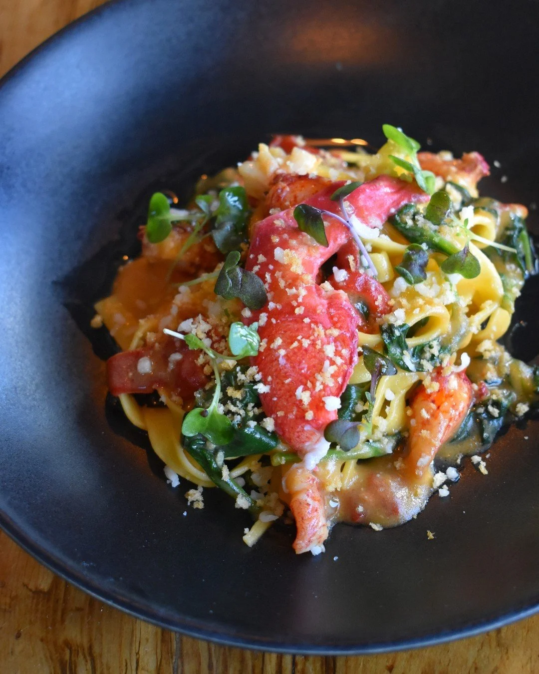 The perfect mix of comfort and fresh spring flavor. Lobster Fettuccine with citrus beurre blanc, spinach, fennel, parmesan &amp; bread crumbs.🦞🍋