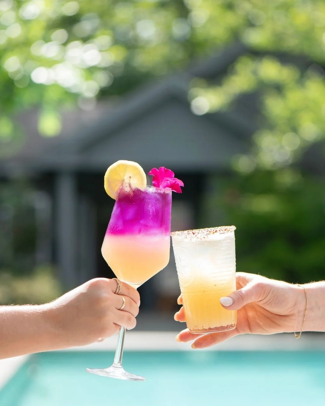 Cheers to sunny skies, a long weekend with the people who matter most, and soaking up the sweet start of summer.☀️🥂

📸: @douglasmerriam