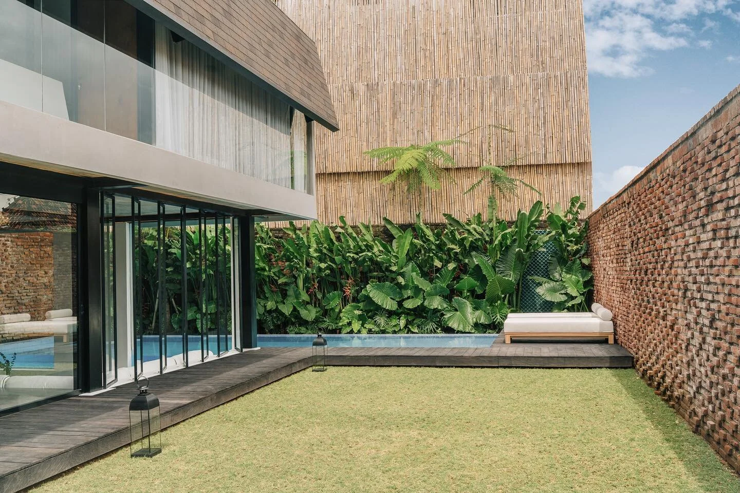 LocaL value in balance.

Seven house, umalas Bali.

#farajachmad #architecture #interior #design #bali #indonesia