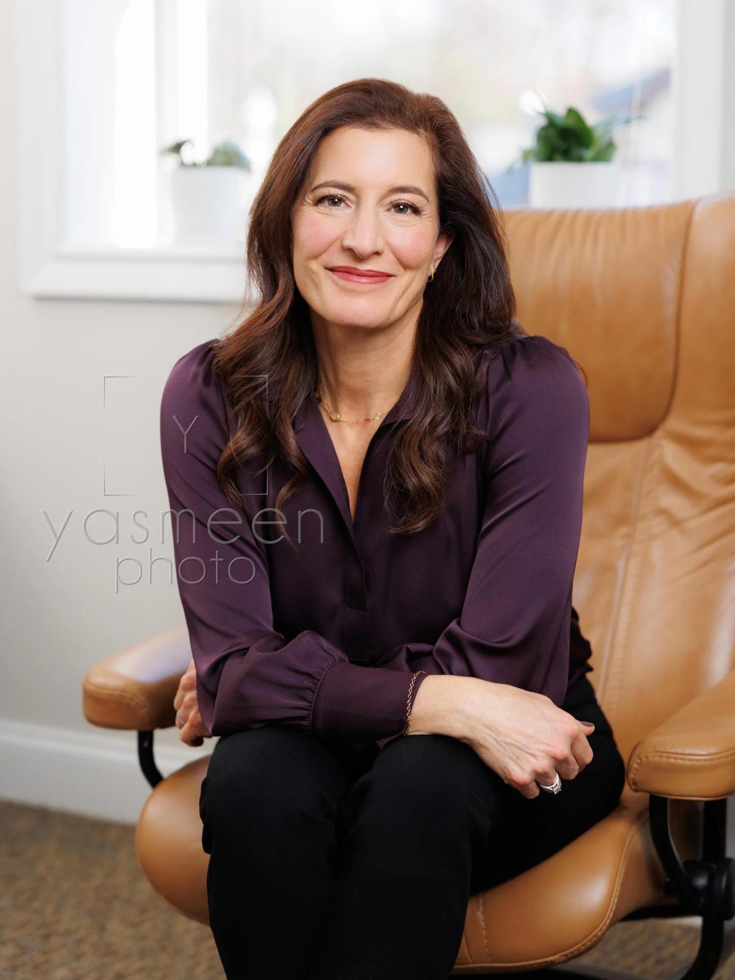 Congrats to my client Romy on her new website launch! I loved working on her updated branding shots - and it&rsquo;s so fun to see them come to life! These photos by @yasmeenphoto perfectly capture her warm presence. 

Romy is a licensed psychologist