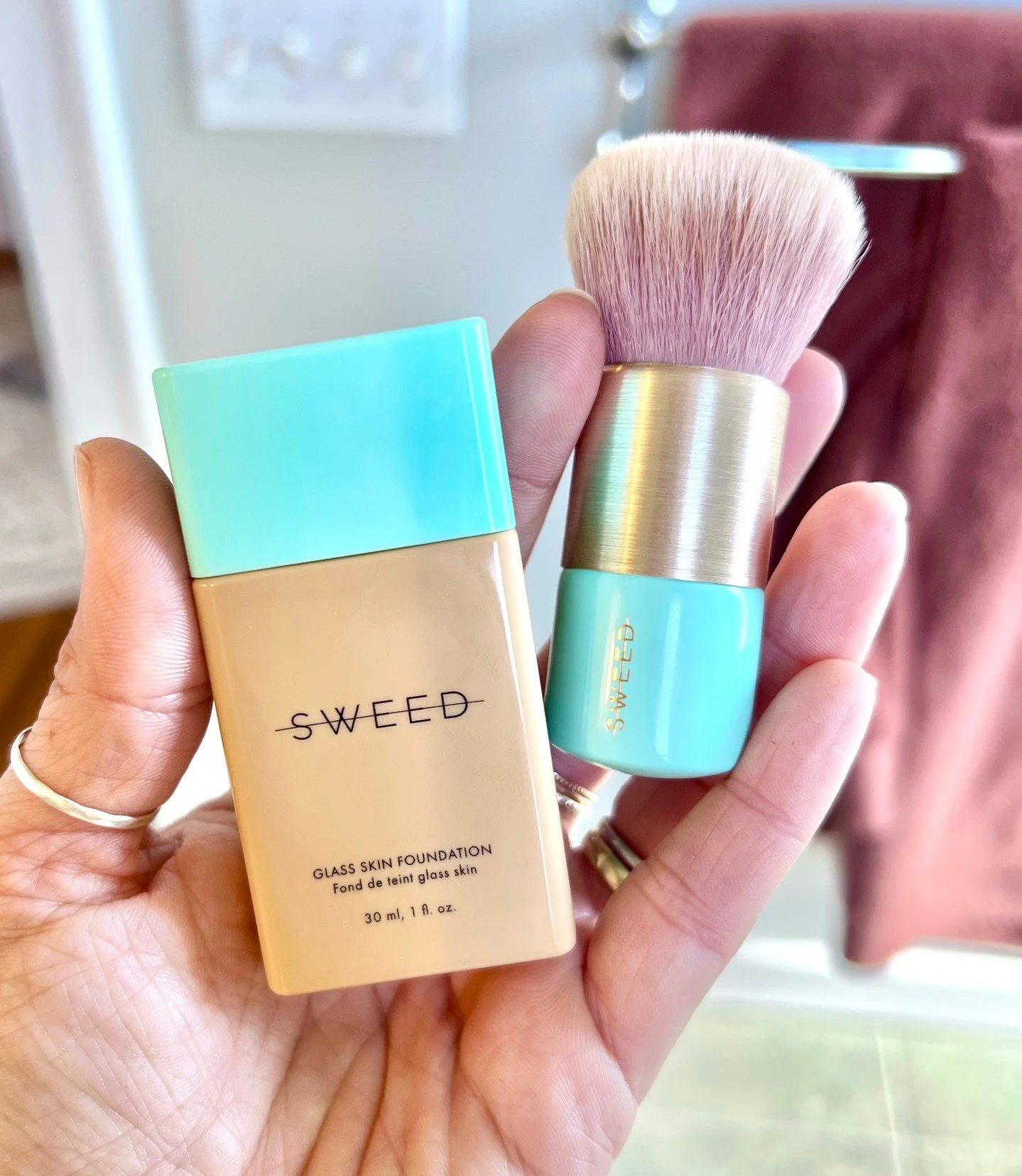 Glass Skin Alert! 🔔 

I&rsquo;ve been wanting to try this Glass Skin foundation by @sweedbeauty for a while and finally got my hands on it!

It&rsquo;s honestly different than I was expecting - in a good way! I tend to shy away from a &ldquo;glass s