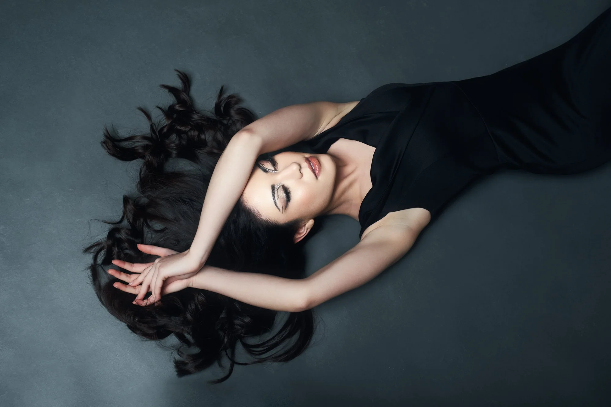 Dramatisk-porträtt-jungfru-studiofotografering-Stockholm