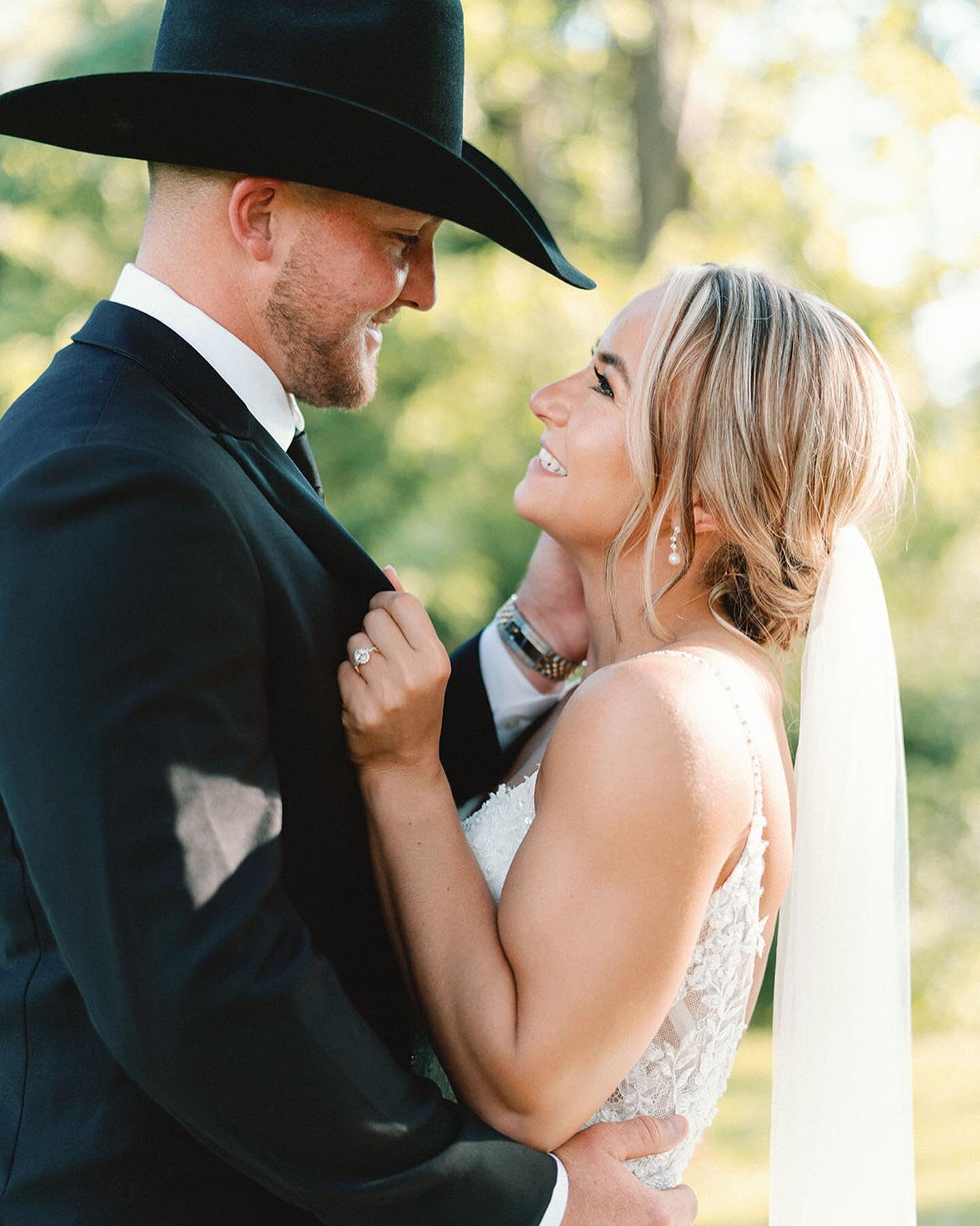 Riley + Tanner 

Truly some of the cutest couple portraits I&rsquo;ve ever seen! ✨🥹 What an honor it was to be a part of their planning process + their big day 🤍

Venue | @arrowheadhill
Planning &amp; Design | @lncweddings
Photography | @courtney_l