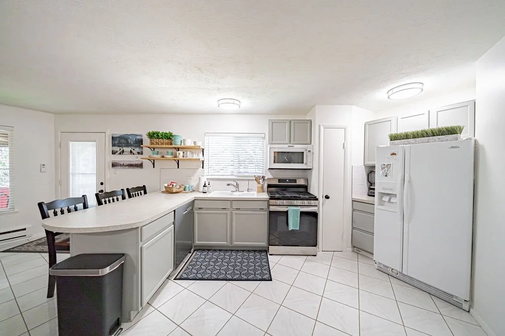 15-kitchen.jpg