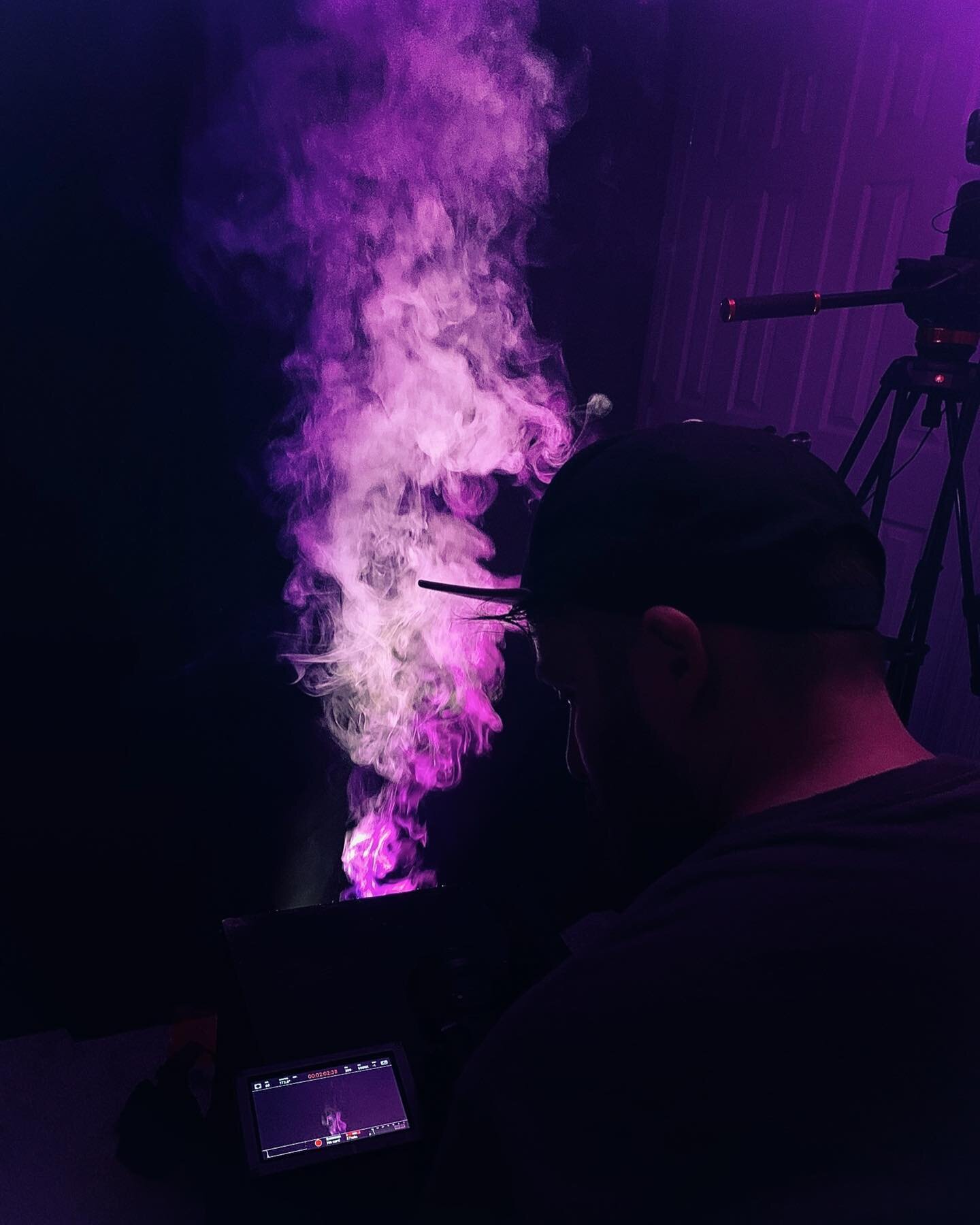 Indie filmmaker using light &amp; smoke to create magic in film 
.
.
.
#shortfilm #cinematography #dope #dop #filmmaker #filmphotography #behindthescenes #bts #filmphotography #yellowflowerfilm #director #directorofphotography