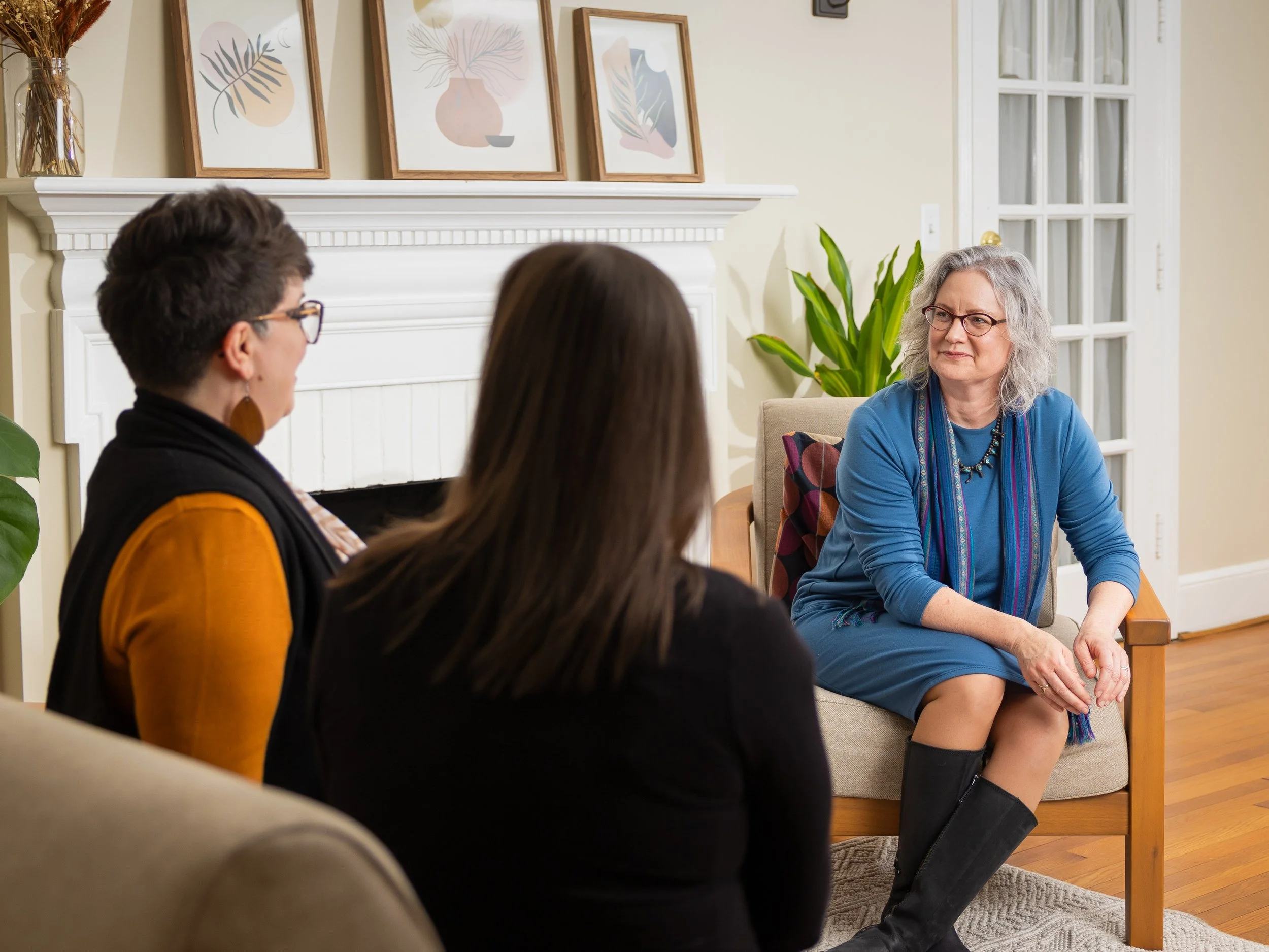 Hetty having a session with a couple