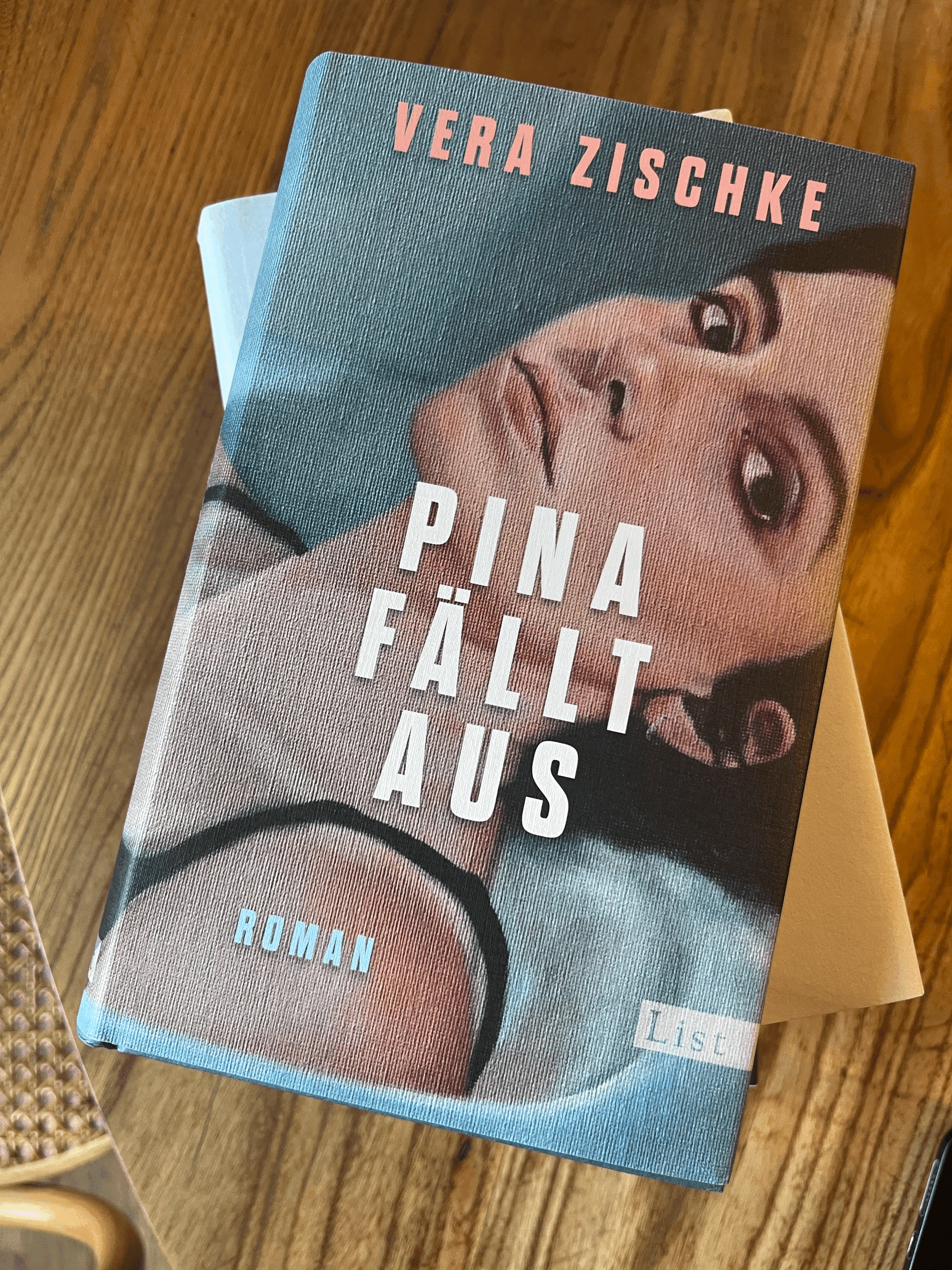 Reflektüre #1:Vera Zischkes neuer Roman “Pina fällt aus”