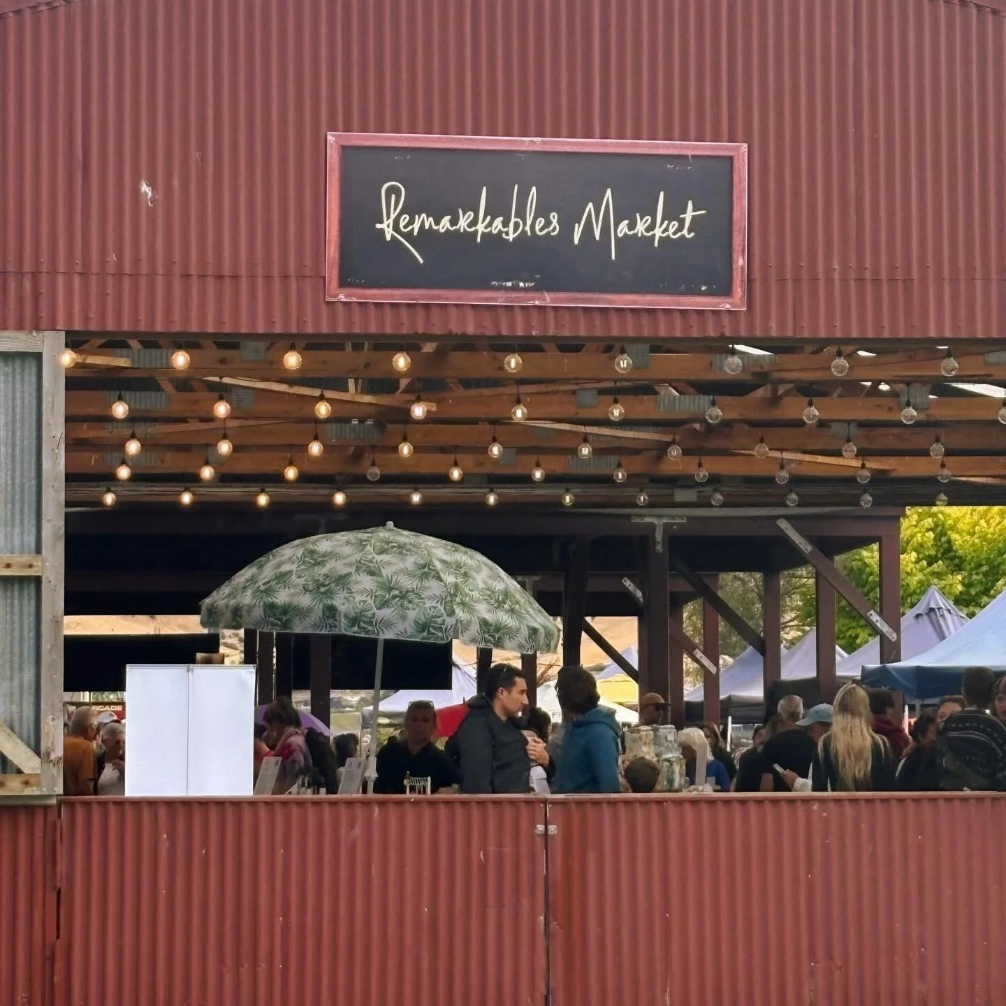 The last big market weekend of the season - how time flies when you&rsquo;re having fun! 🤩

👉 Saturday: Remarkables Market, 9am&ndash;2pm
👉 Sunday: Upper Clutha Farmers Market, 9am&ndash;1pm

Come get your honey fix before we take a break for wint