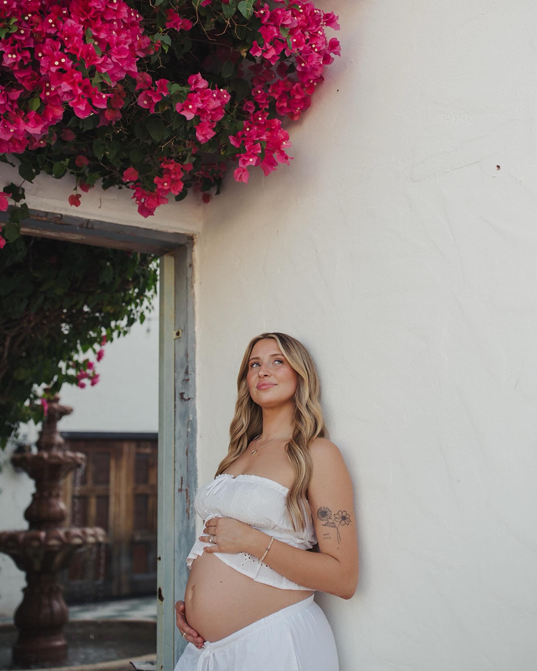 Can you imagine being this gorgeous + glamorous while pregnant? 🤩 @monicar0gers is a vision! Women are absolute goddesses and every bump deserves to be captured! I would loooove to do more maternity shoots this year so if you&rsquo;re expecting, let