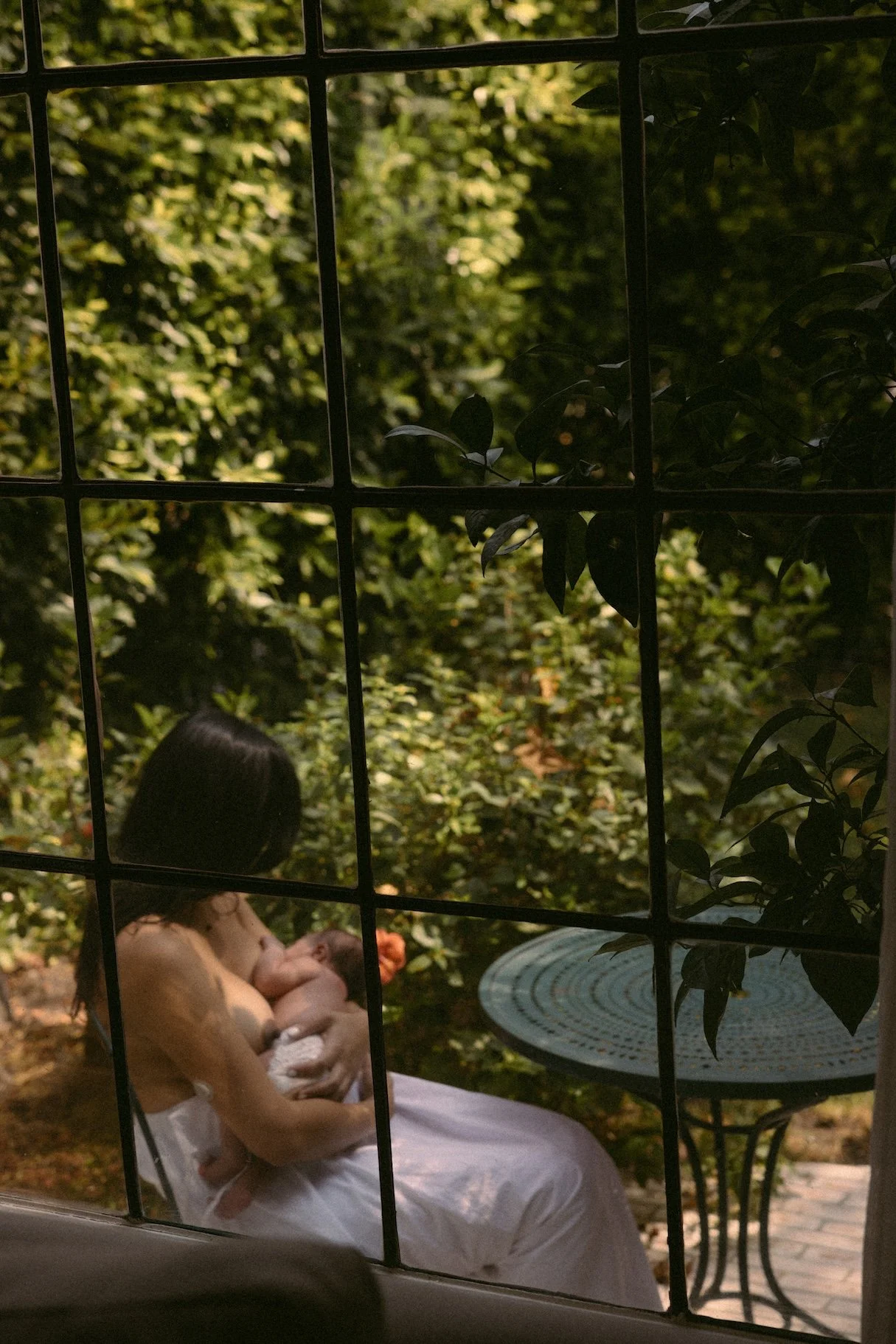 Newborn Motherhood photography. a mother breastfeeding a newborn in a natural setting in Los Angeles 