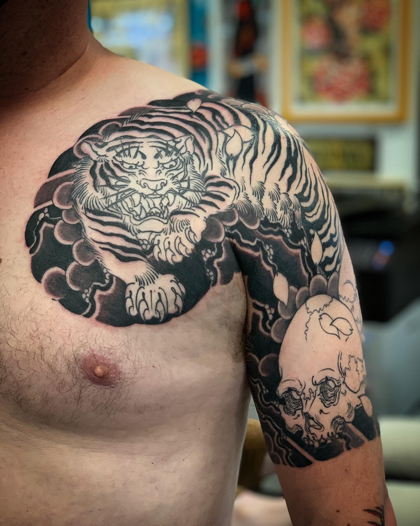Tiger and skulls for Chris. What could go wrong? Cheers! @modernclassictattoo #modernclassictattoo #irezumi #tattoo #japanesetattoo #stewartrobson #stewartrobsontattoo #ilovetattooing #tiger #skulls