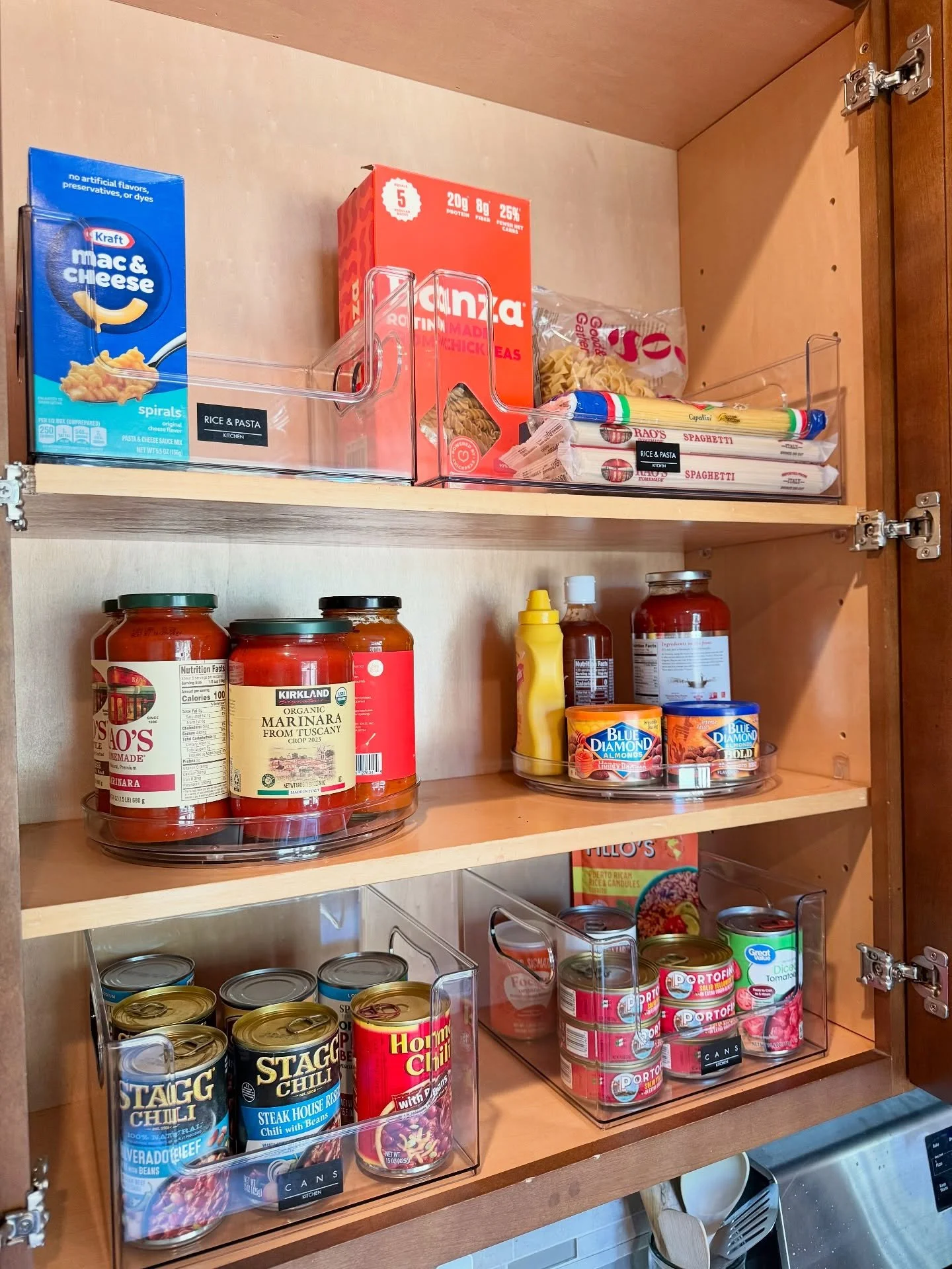 What if your kitchen could go from overwhelming to effortless?
✨ Before ➡️ After ✨
This kitchen transformation was so much more than organizing cabinets and drawers, it was about creating peace and breathing room for a busy mom during a challenging